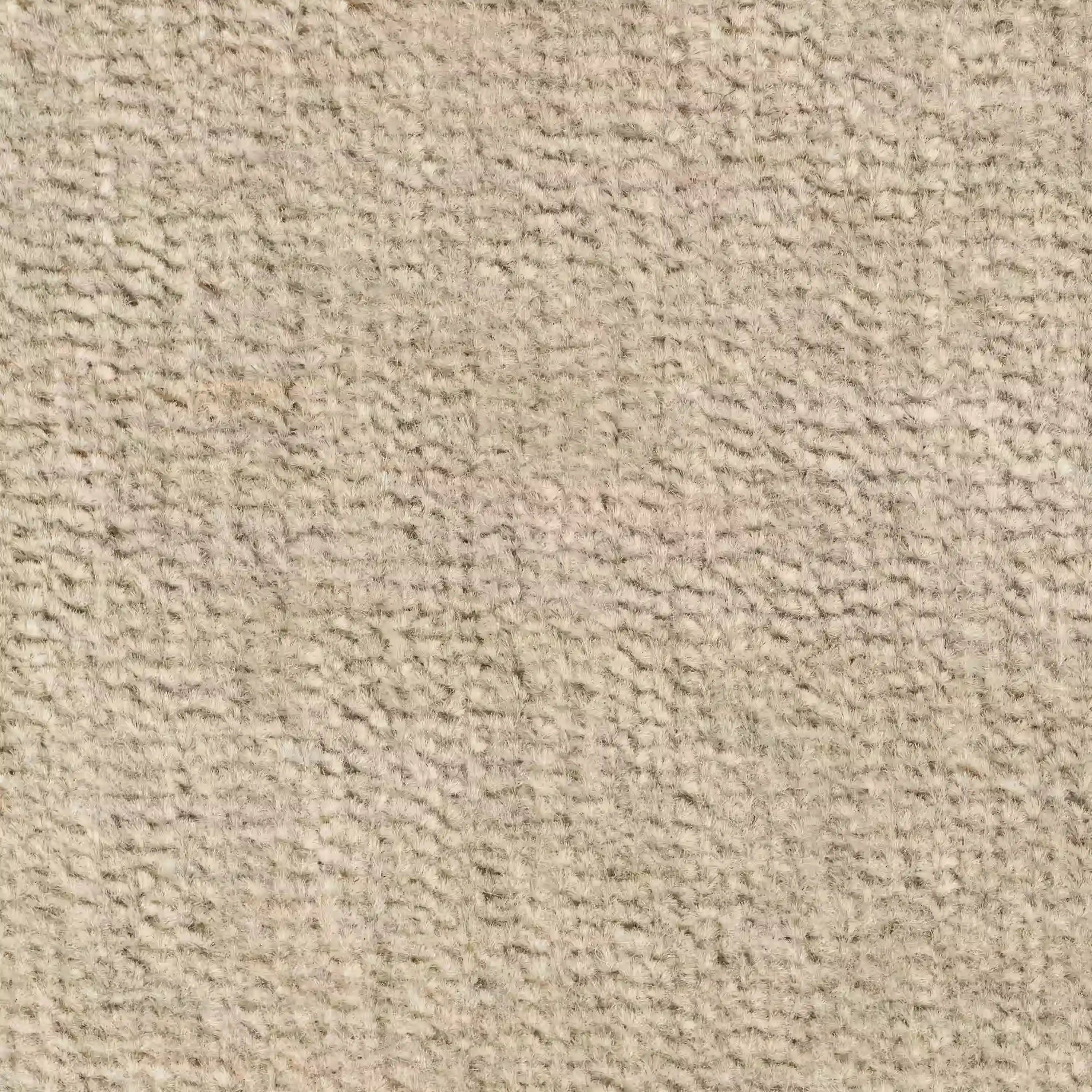 Primo piano di un tappeto beige a pelo ritorto, abbinato al cuscino Bolero di Divani.Store, disponibile in vari colori e realizzato in morbido tessuto T31, antimacchia, impermeabile e non restringente, per un aspetto accogliente e invitante.