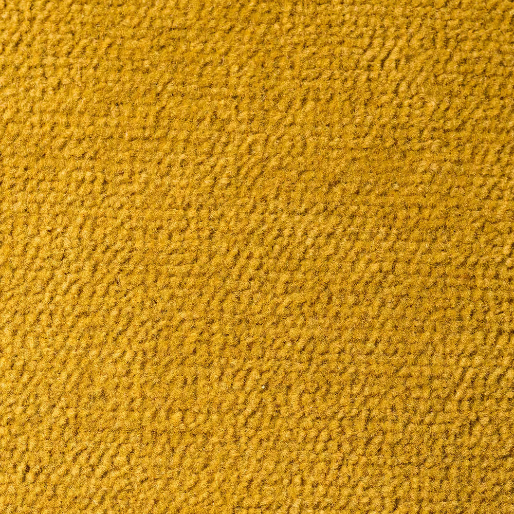 Primo piano di Personalizzazione in T31 di Divani.Store: un tappeto giallo senape con una texture morbida e anellata, con ombre sottili che creano un'atmosfera calda e accogliente. La superficie è pulita, senza macchie o oggetti visibili.
