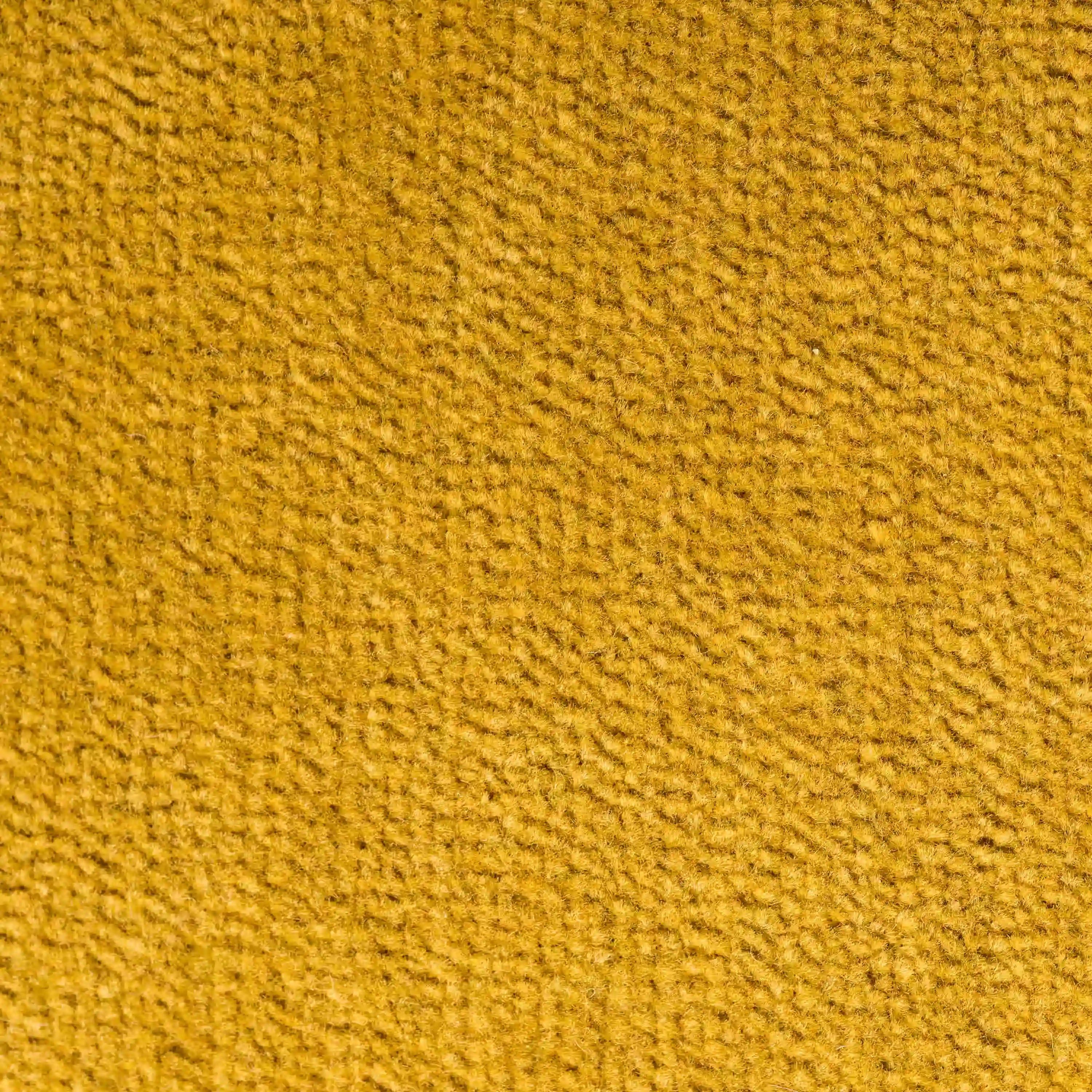 Primo piano del cuscino Bolero di Divani.Store in giallo oro: fibre fitte e corte e una consistenza morbida e felpata. Realizzato in tessuto T31 antimacchia, impermeabile e non restringente. Non sono visibili altri oggetti.