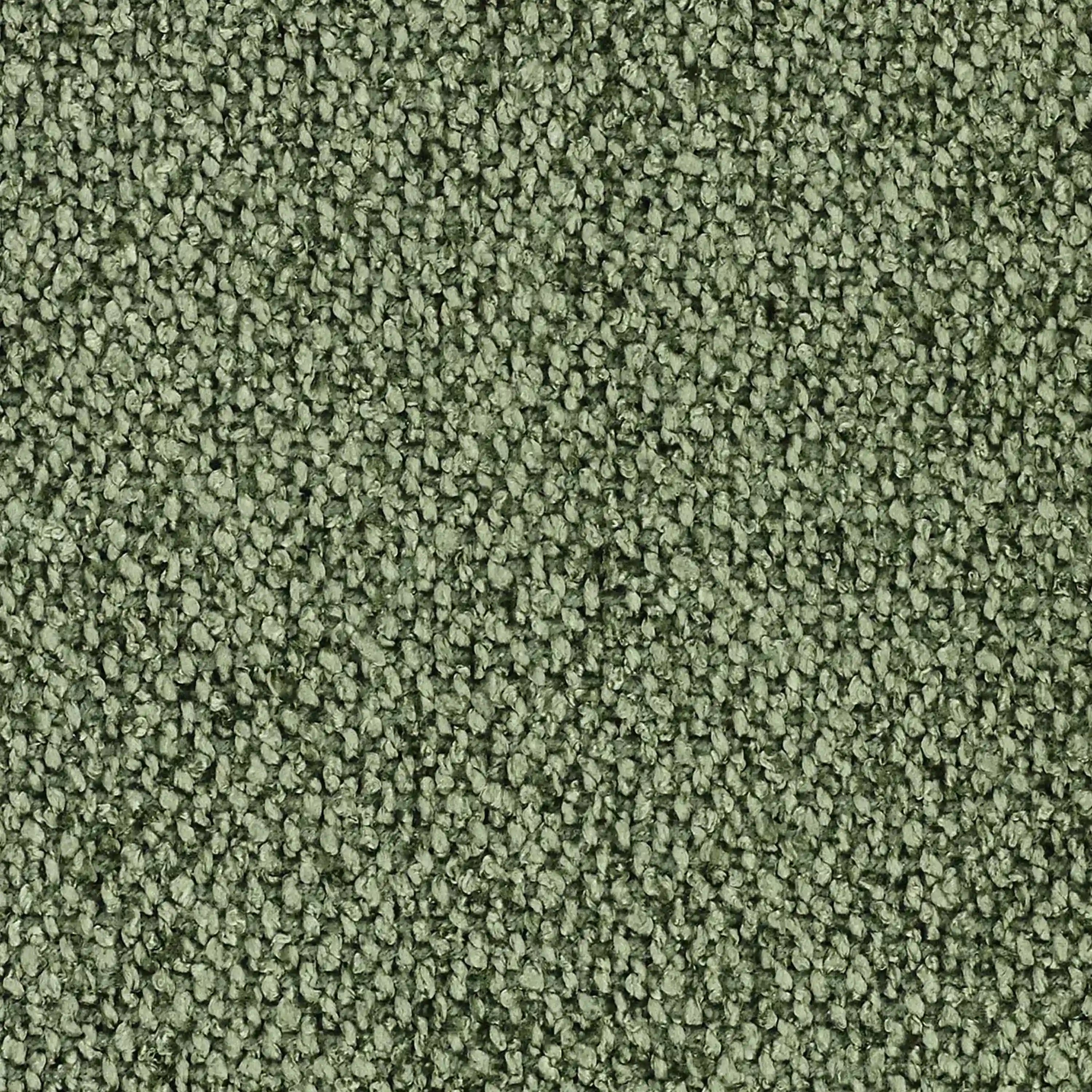 Primo piano di un tappeto verde strutturato con fibre fitte e intrecciate. Il suo aspetto accogliente si abbina perfettamente al divano angolare Orbit con penisola reversibile e sedute allungabili di Divani.Store in spazi moderni. Il colore è un verde tenue e terroso.