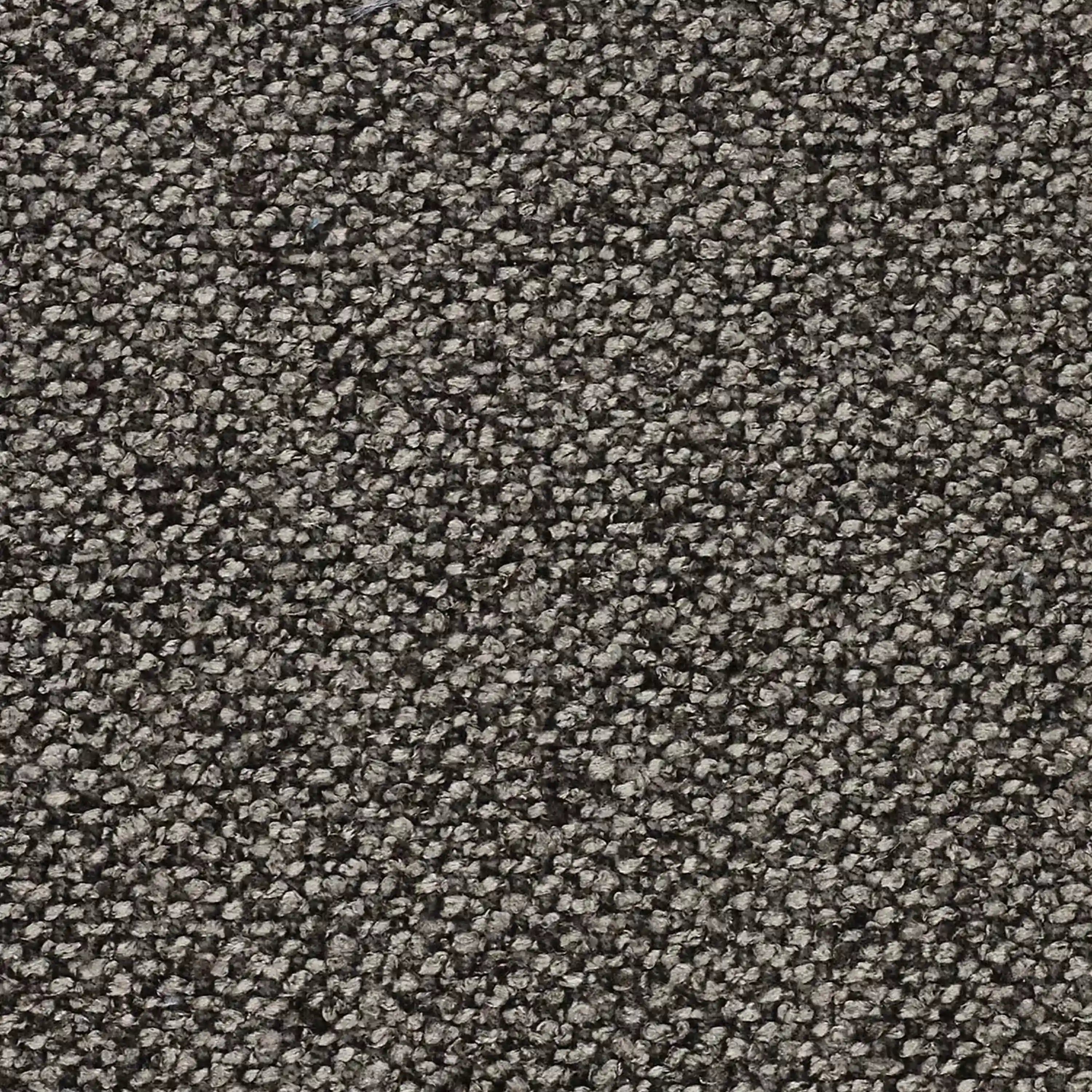 Primo piano di un tappeto a pelo ritorto grigio e nero, un abbinamento elegante per gli spazi moderni con il divano Orbit con 3 sedute scorrevoli e allungabili in tessuto effetto cotone smacchiabile T33 di Divani.Store.