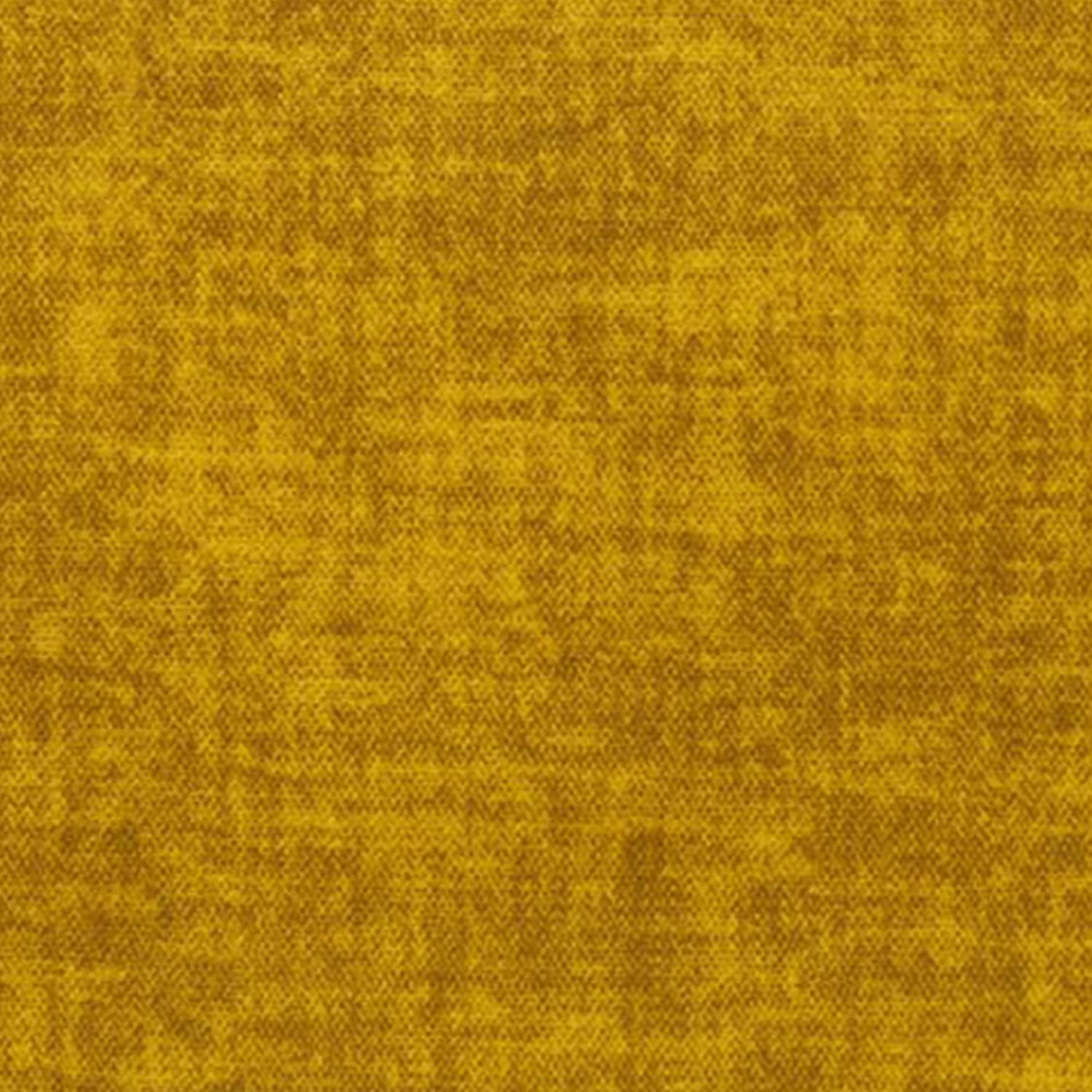 Un primo piano del cuscino Sofia di Divani.Store in giallo senape mostra il suo morbido tessuto di velluto nuvolato con una texture irregolare e accogliente. Il materiale Easy Clean T35 è resistente alle macchie e impermeabile per una facile manutenzione.