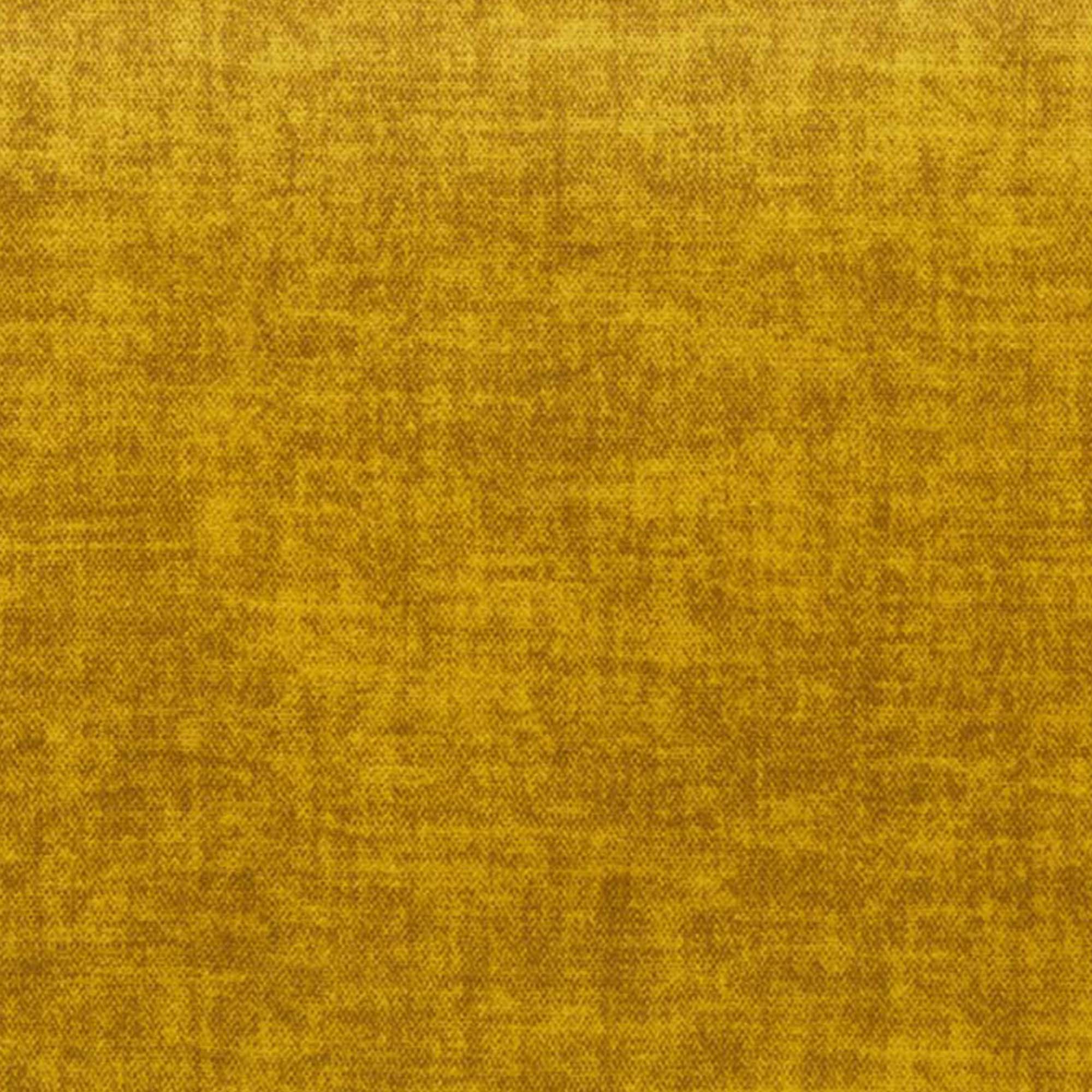 Un primo piano di Personalizzazione in T35 di Divani.Store mostra un tessuto giallo senape morbido e strutturato, con una trama sottile e irregolare e variazioni di colore screziate per aggiungere profondità e interesse visivo.