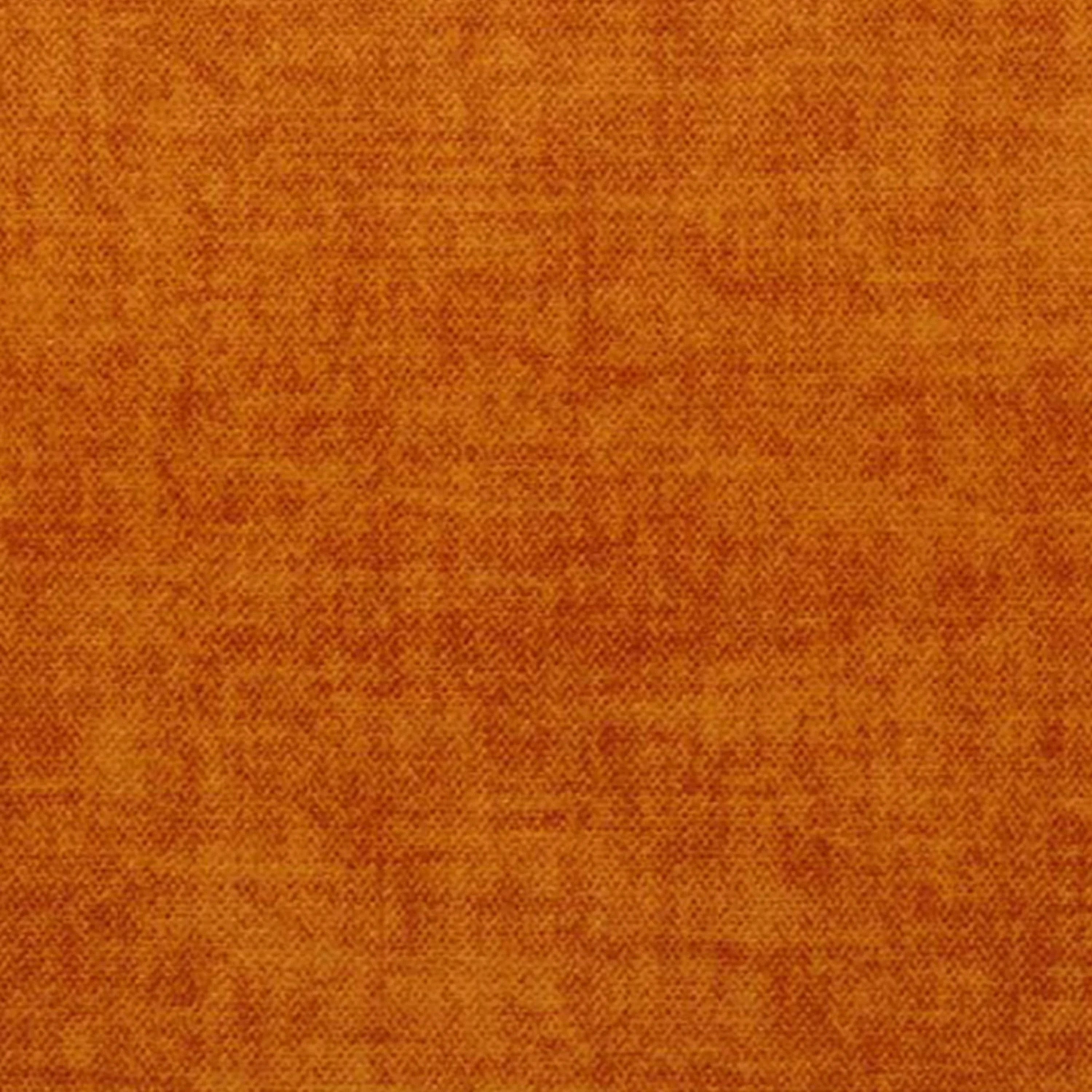 Un primo piano di Sofia cuscino di Divani.Store, in morbido velluto nuvolato arancione Easy Clean T35: la sottile trama del tessuto e le leggere variazioni di tonalità creano un aspetto caldo e screziato, perfetto per l'arredamento.