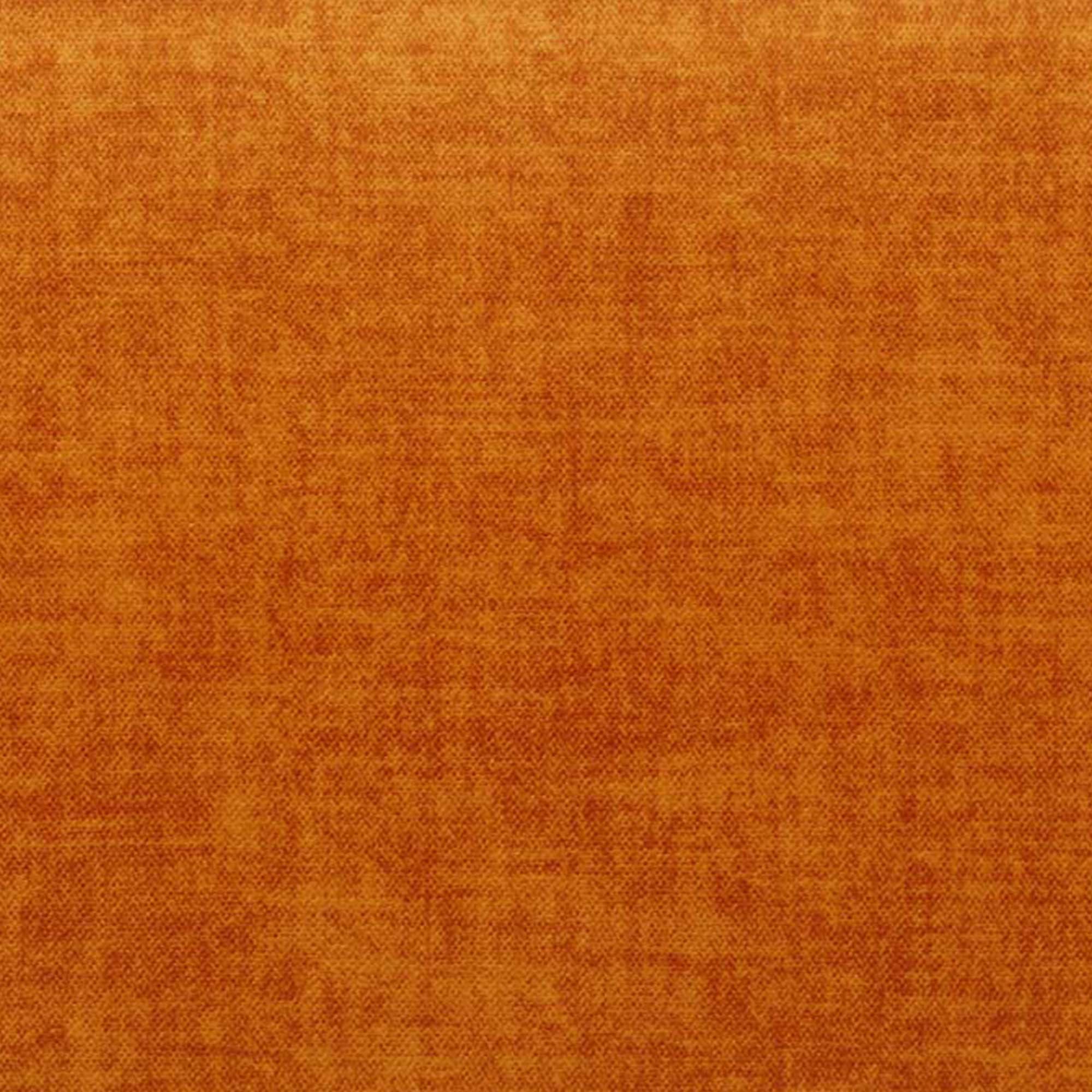 Un primo piano di Personalizzazione in T35 di Divani.Store, caratterizzato da un morbido e vellutato tessuto arancione con sottili variazioni di colore. La superficie non decorata crea un aspetto accogliente e invitante, con un effetto caldo e leggermente screziato.