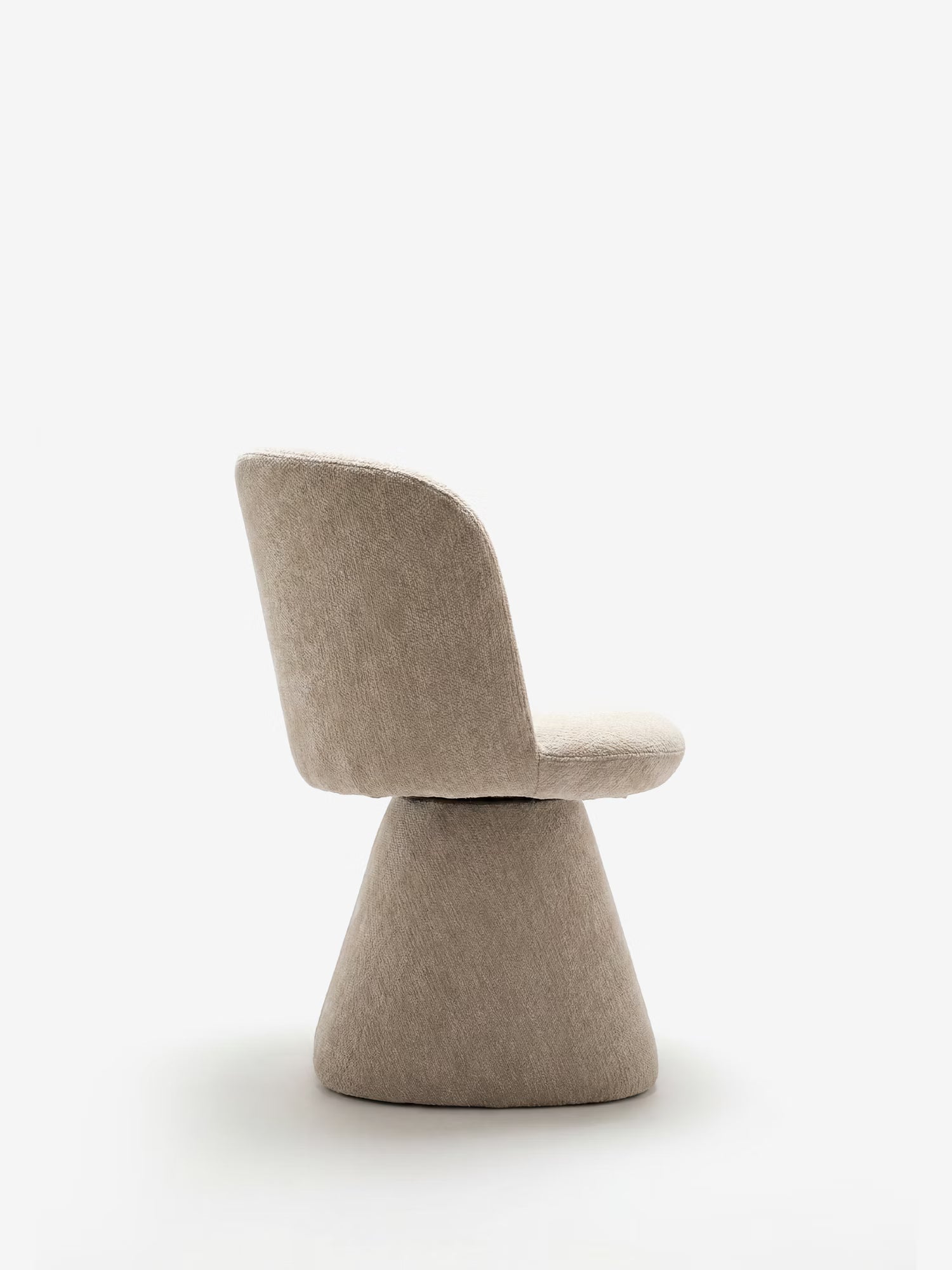 La sedia moderna Talia di Divani.Store presenta un rivestimento in ciniglia beige certificato OEKO-TEX®, uno schienale arrotondato e una base svasata a forma di cono; nella foto è raffigurata di profilo su uno sfondo bianco a tinta unita.