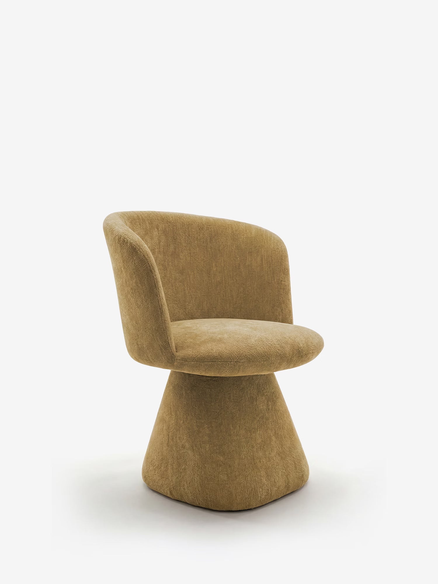 La sedia moderna Talia di Divani.Store presenta uno schienale e una seduta arrotondati in morbida ciniglia certificata OEKO-TEX®, con una base scultorea a forma di cono che le conferisce un look minimalista. Il suo rivestimento marrone chiaro aggiunge un tocco di eleganza su qualsiasi sfondo.