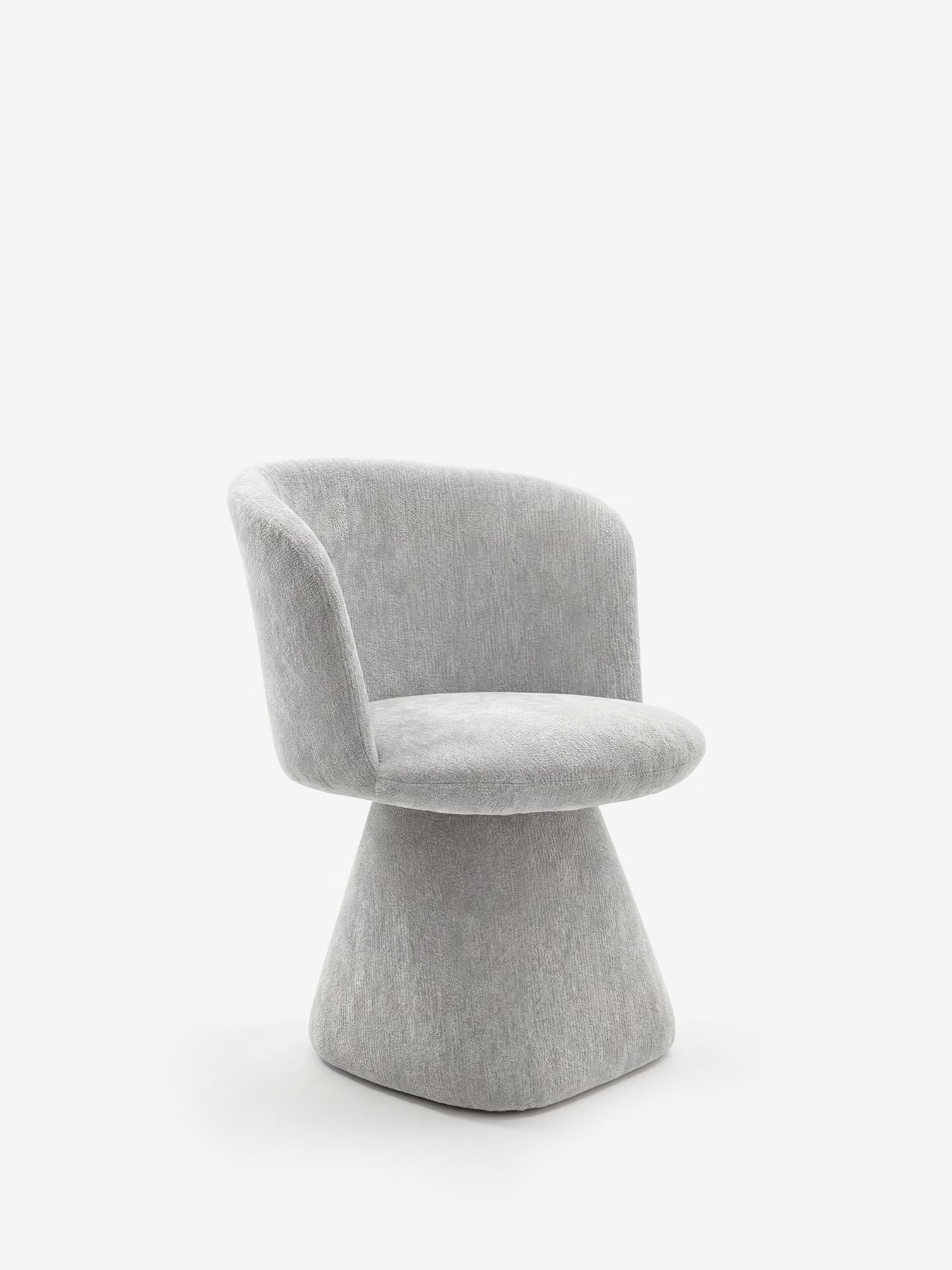 La sedia moderna Talia di Divani.Store è caratterizzata da un morbido tessuto in ciniglia OEKO-TEX® color grigio chiaro, da uno schienale e una seduta arrotondati e da un’ampia base conica dalle linee morbide, il tutto in un design minimalista senza gambe né braccioli a vista.