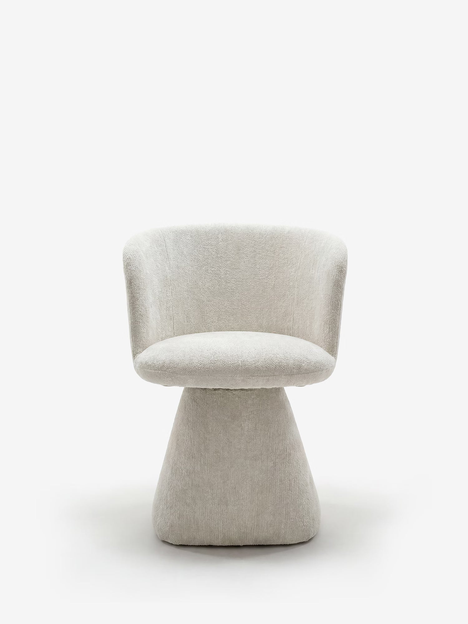 Talia, una sedia moderna di Divani.Store, imbottita in morbido tessuto ciniglia OEKO-TEX® color beige chiaro, presenta uno schienale arrotondato e una base rivestita e svasata, per un design elegante su sfondo bianco.