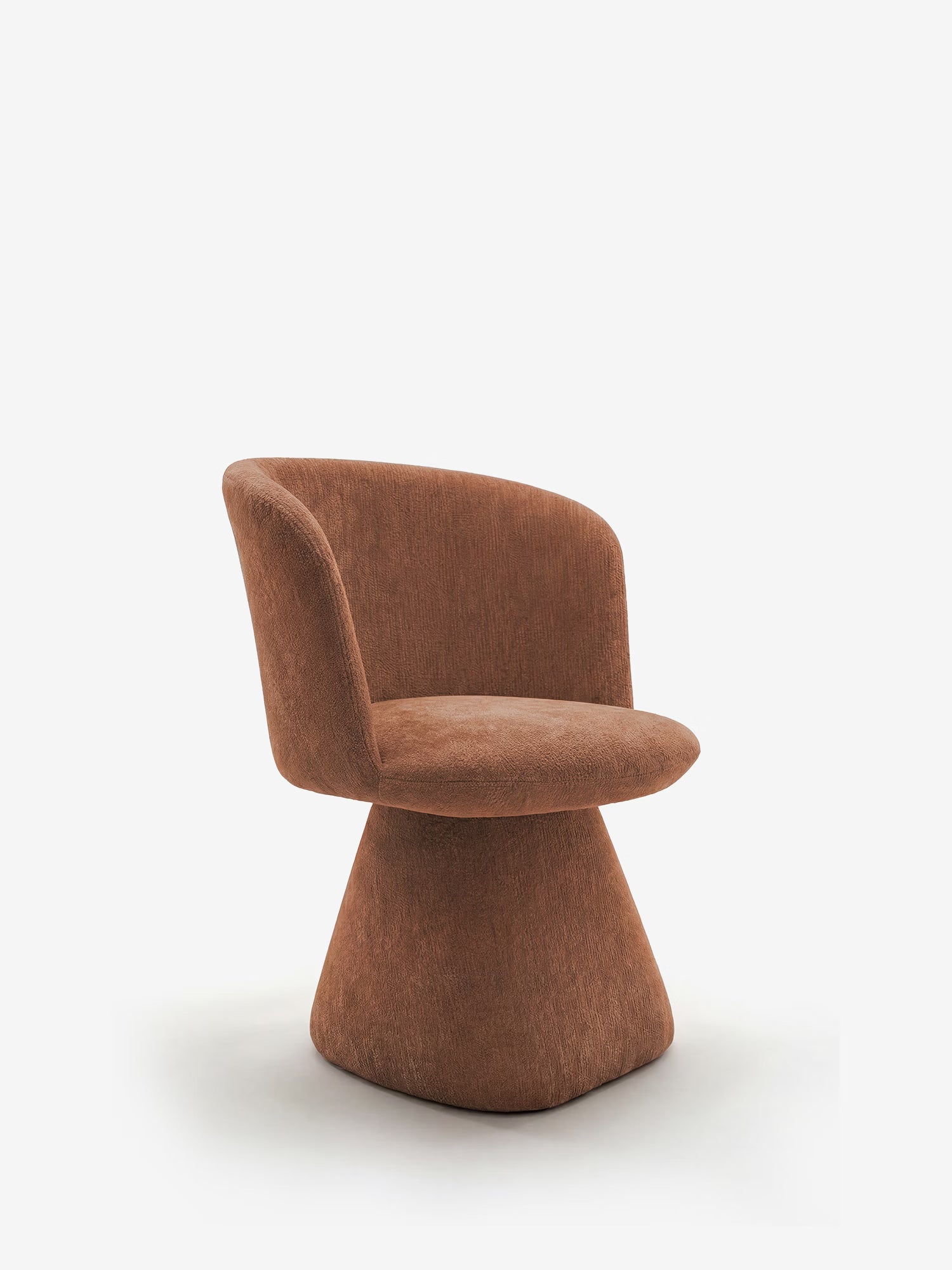 La sedia moderna imbottita Talia di Divani.Store è realizzata in morbida ciniglia OEKO-TEX® color marrone, con schienale basso e ricurvo, seduta arrotondata e base conica rivestita in tessuto, raffigurata su uno sfondo bianco a tinta unita.