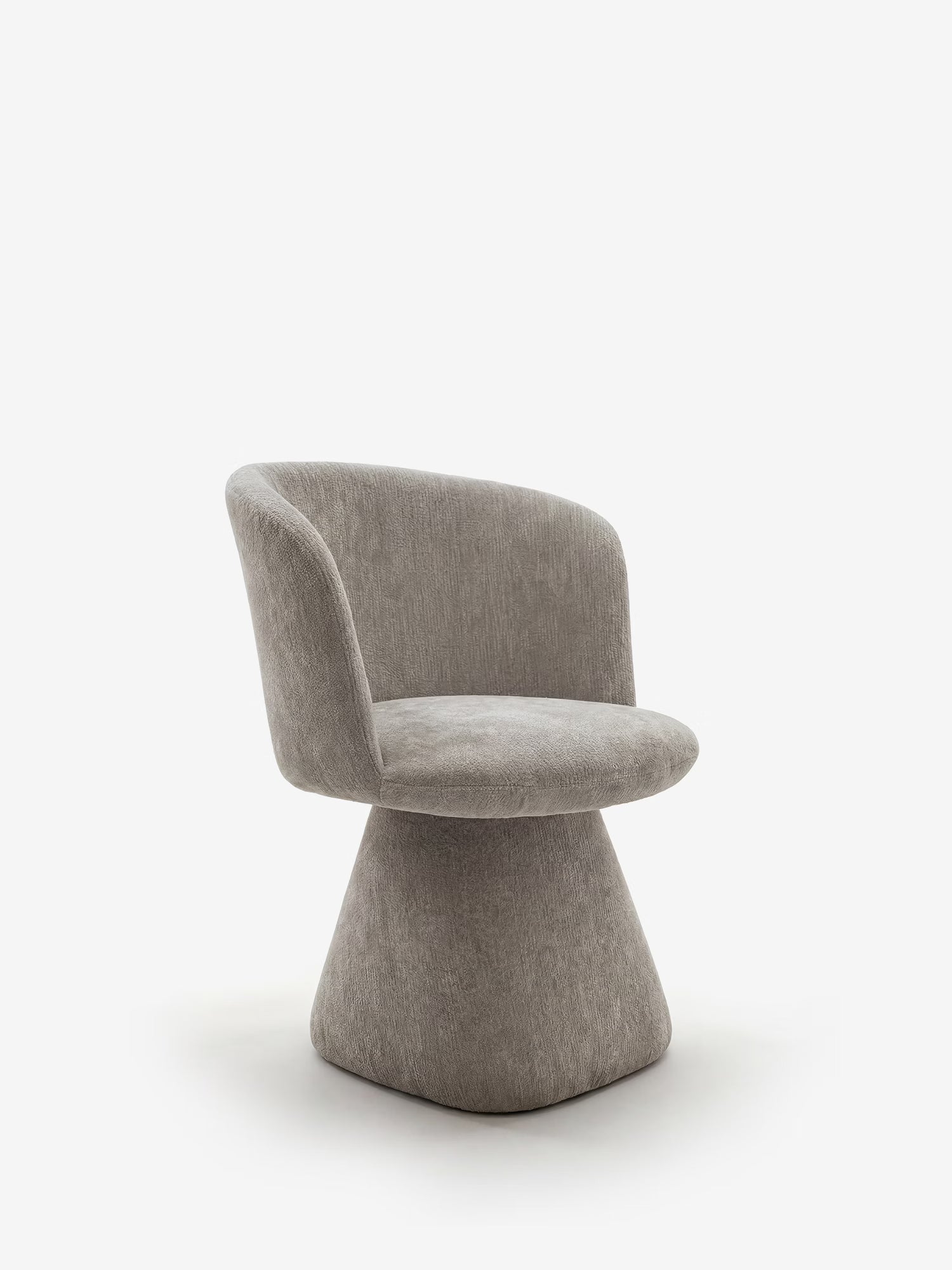 La sedia moderna Talia di Divani.Store presenta uno schienale e una seduta arrotondati, rivestiti in tessuto ciniglia grigio chiaro certificato OEKO-TEX®, con una base cilindrica senza giunture. Il suo design minimalista risalta su uno sfondo bianco a tinta unita.