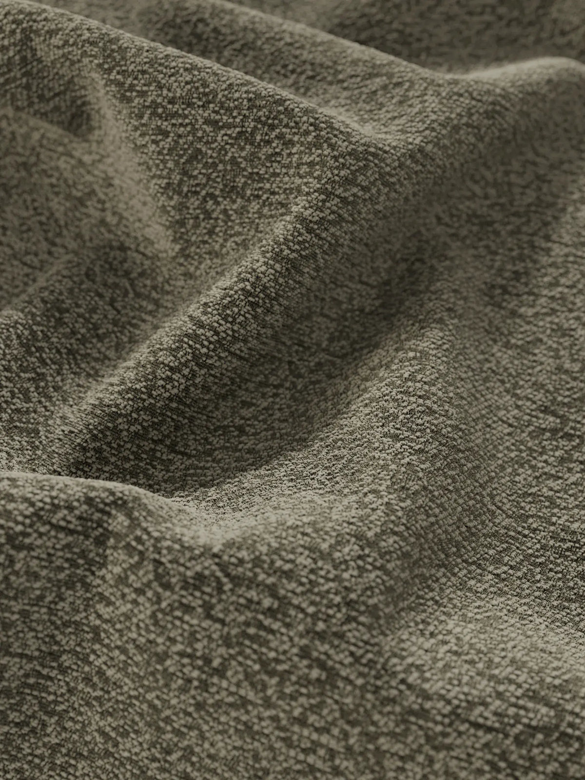 Primo piano del tessuto verde oliva su un letto di design VALKIRIA con contenitore e testiera avvolgente, caratterizzato da una trama delicata e strutturata con morbide pieghe che creano giochi di luci e ombre.