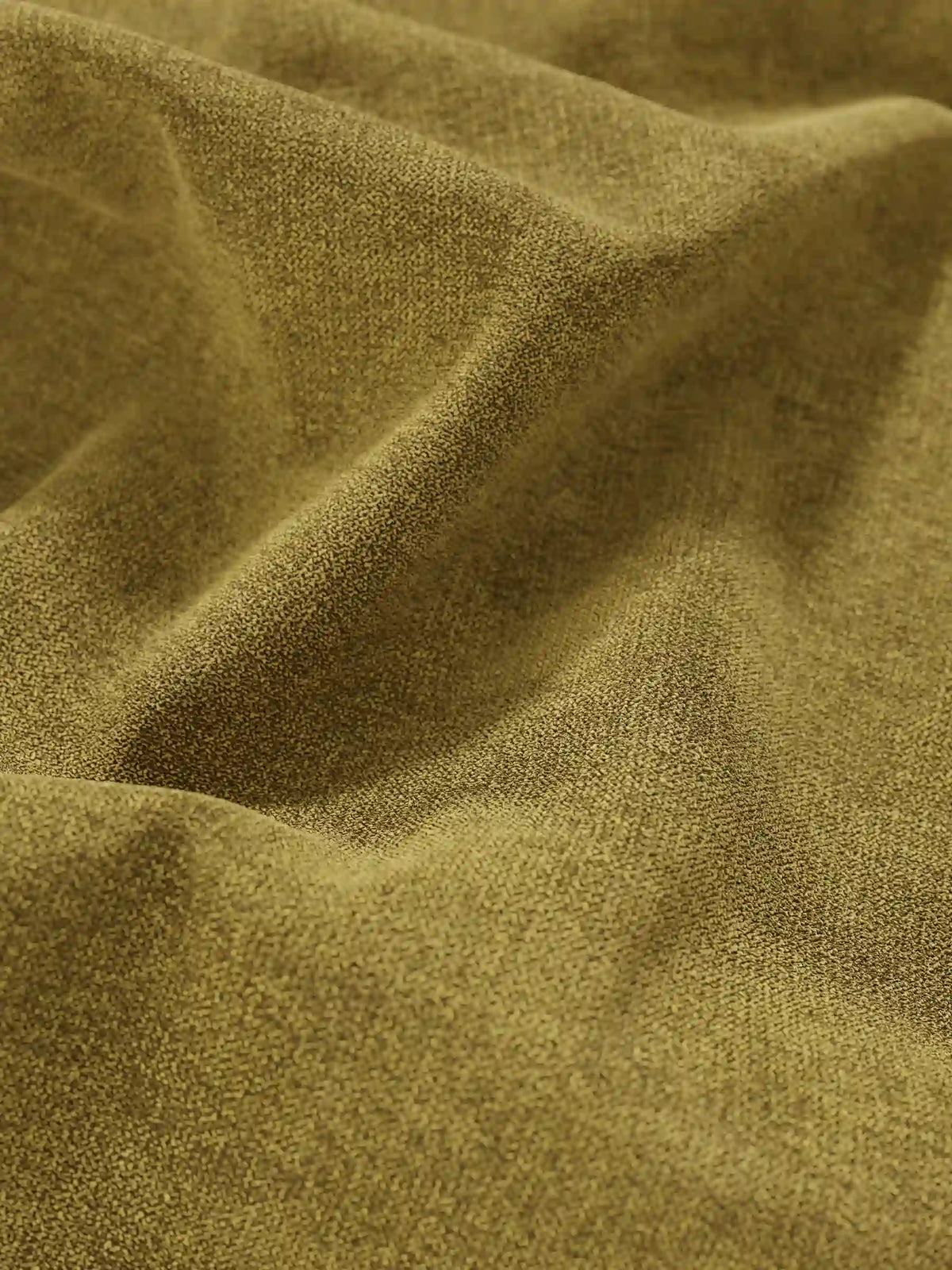 Primo piano del tessuto verde oliva su un letto sommier imbottito ERON con vano contenitore in tessuto impermeabile certificato Oeko-Tex, caratterizzato da una trama a grana fine con morbide pieghe e sfumature che creano profondità sulla superficie del tessuto.