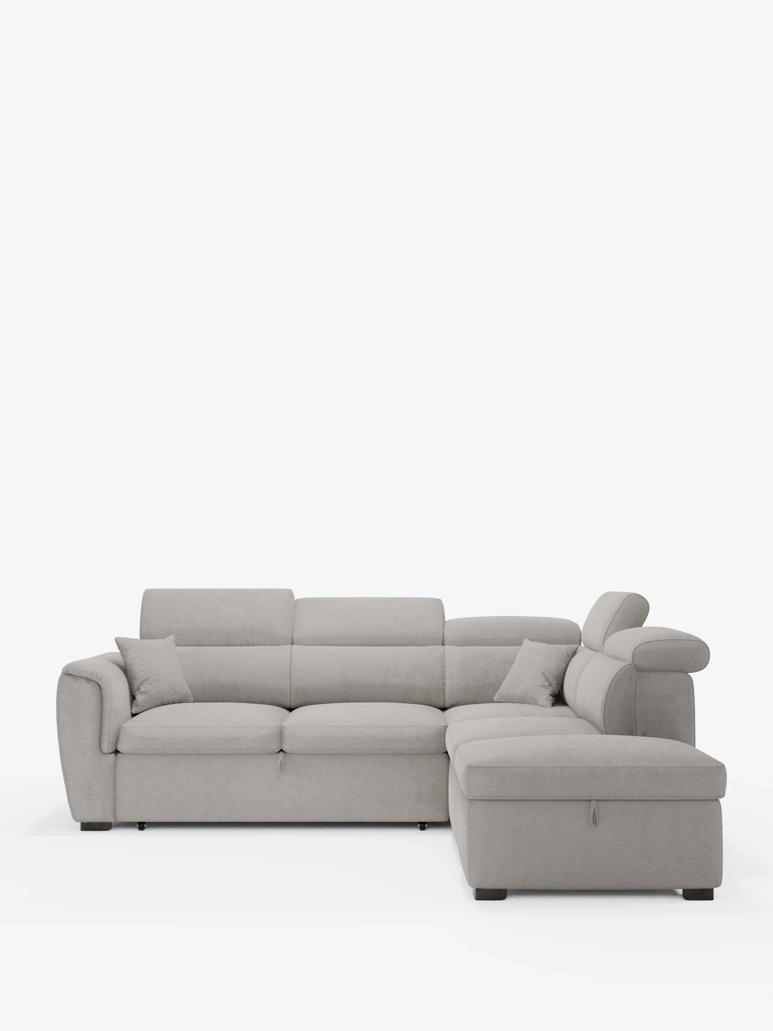 Un divano angolare reversibile Titano in stile contemporaneo di Divani.Store, rivestito in tessuto Oeko-Tex® grigio chiaro antimacchia, caratterizzato da una struttura componibile a forma di L con tre cuscini di seduta, una chaise longue sul lato destro, poggiatesta regolabili, ampi braccioli e due cuscini decorativi abbinati. Il divano include inoltre un letto estraibile e un pouf contenitore, il tutto su uno sfondo bianco a tinta unita per un look minimalista.
