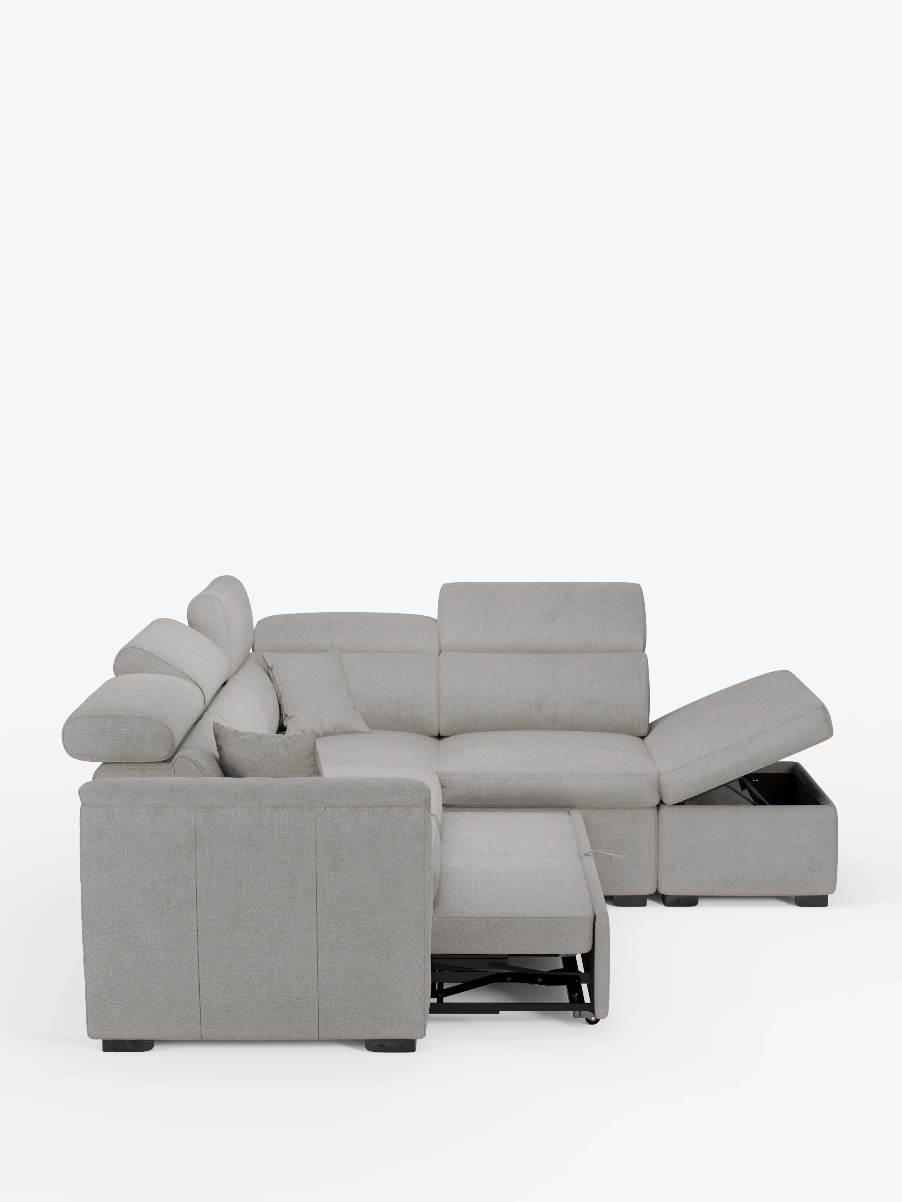 Il divano angolare reversibile Titano, di colore grigio chiaro, con sedute estraibili, di Divani.Store, è dotato di poggiatesta reclinabili, una chaise longue, vani portaoggetti e un pouf contenitore con spazio nascosto. Immagine raffigurata su uno sfondo bianco a tinta unita.
