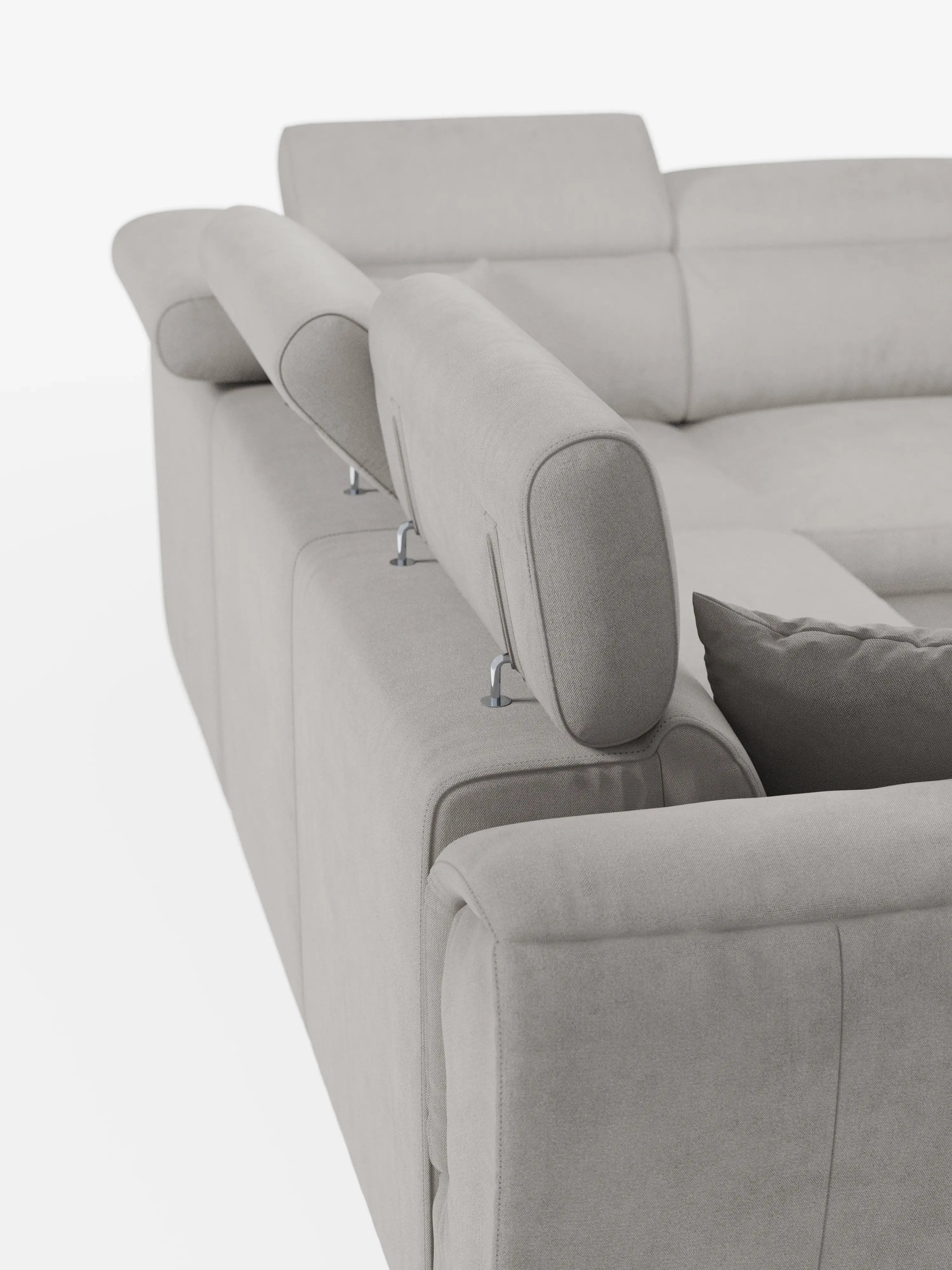 Il divano angolare reversibile Titano in grigio chiaro contemporaneo con letto estraibile e pouf contenitore di Divani.Store è presentato con poggiatesta reclinabili regolabili in tessuto smacchiabile Oeko-Tex®. Uno dei poggiatesta è sollevato mentre gli altri sono abbassati, mettendo in risalto le linee pulite del divano e il morbido tessuto antimacchia. Sono inclusi cuscini coordinati e lo sfondo bianco a tinta unita accentua le caratteristiche eleganti del divano.