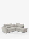 Un divano angolare reversibile Titano, rivestito in grigio chiaro, con seduta estraibile e pouf contenitore di Divani.Store, è posizionato su uno sfondo bianco a tinta unita. Questo moderno divano componibile è dotato di morbidi cuscini, poggiatesta reclinabili in tessuto smacchiabile certificato Oeko-Tex®, una chaise longue integrata, schienali trapuntati e piedini neri bassi che ne garantiscono comfort e versatilità.