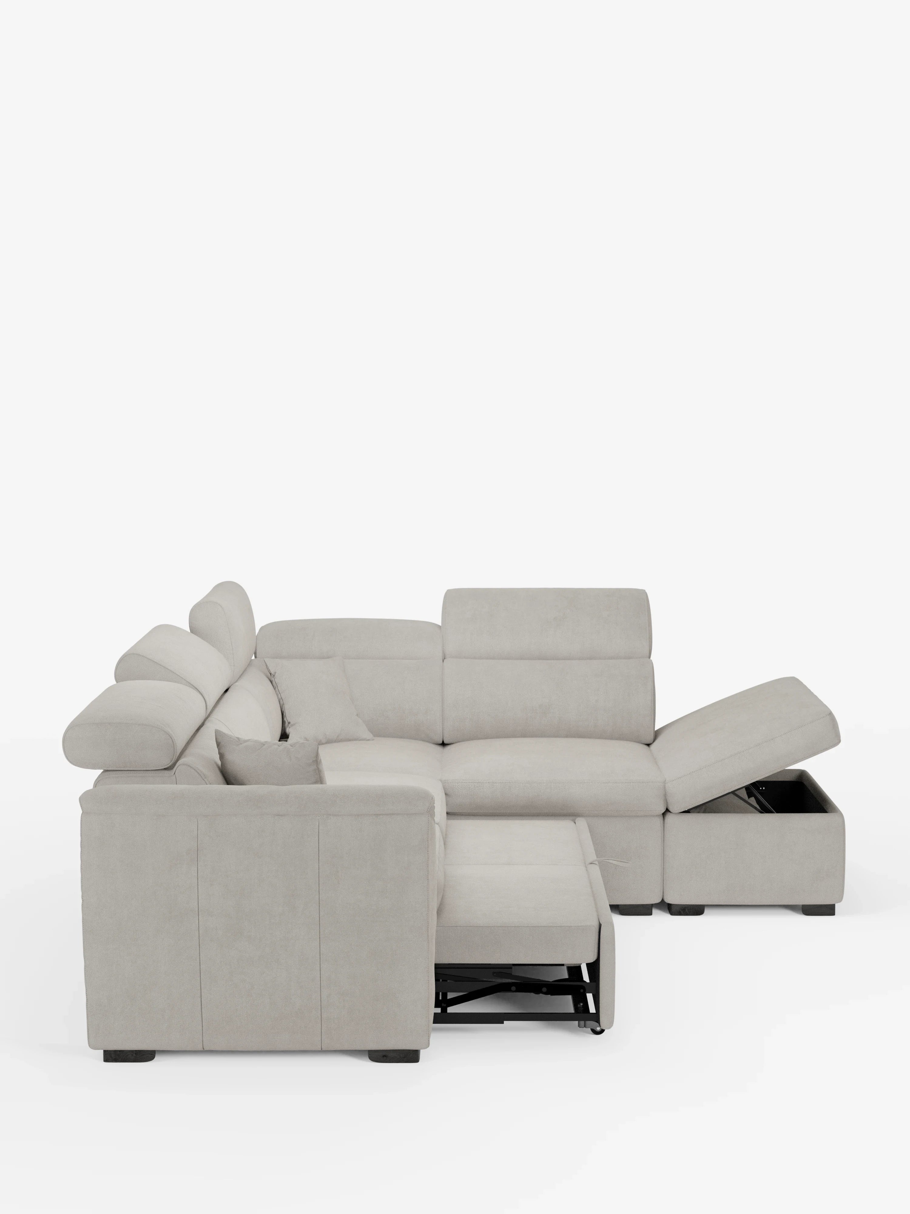 Il divano angolare reversibile Titano con contenitore estraibile e pouf di Divani.Store, dotato di poggiatesta reclinabili in tessuto grigio chiaro Smacchiabile Oeko-Tex®, comprende una chaise longue orientata a sinistra, un vano contenitore a vista nella seduta più a destra e un pouf con coperchio sollevabile. Questo divano modulare è esposto su uno sfondo bianco a tinta unita.