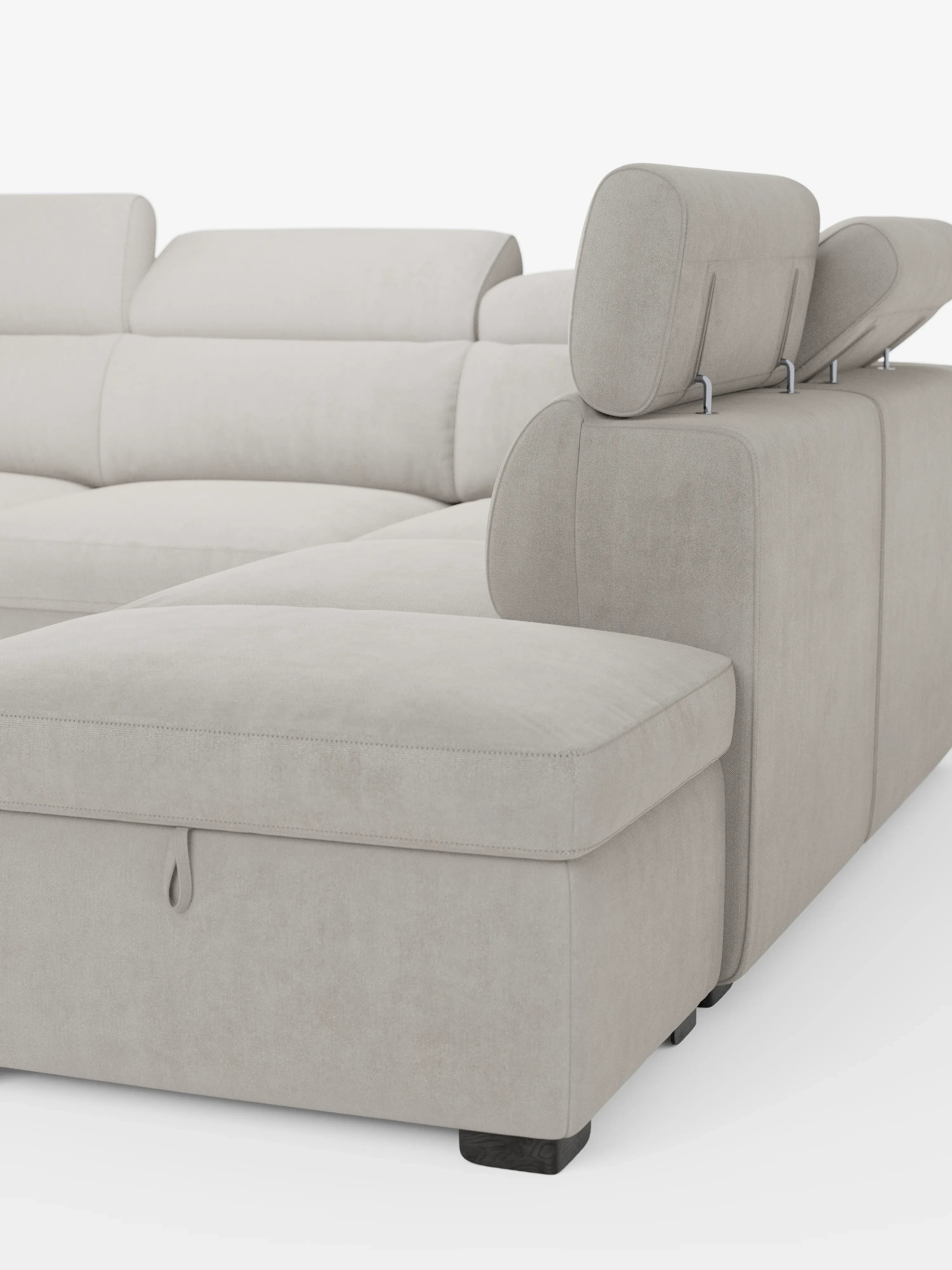 Vi presentiamo il divano angolare reversibile Titano di Divani.Store: un moderno divano componibile a L color beige con poggiatesta reclinabili, rivestito in tessuto facile da pulire e certificato Oeko-Tex®. Questo modello versatile è dotato di una funzione letto estraibile, di un pratico pouf contenitore e di una linguetta sulla chaise longue per un comodo accesso. Su uno sfondo bianco pulito, coniuga comfort, funzionalità e design contemporaneo.