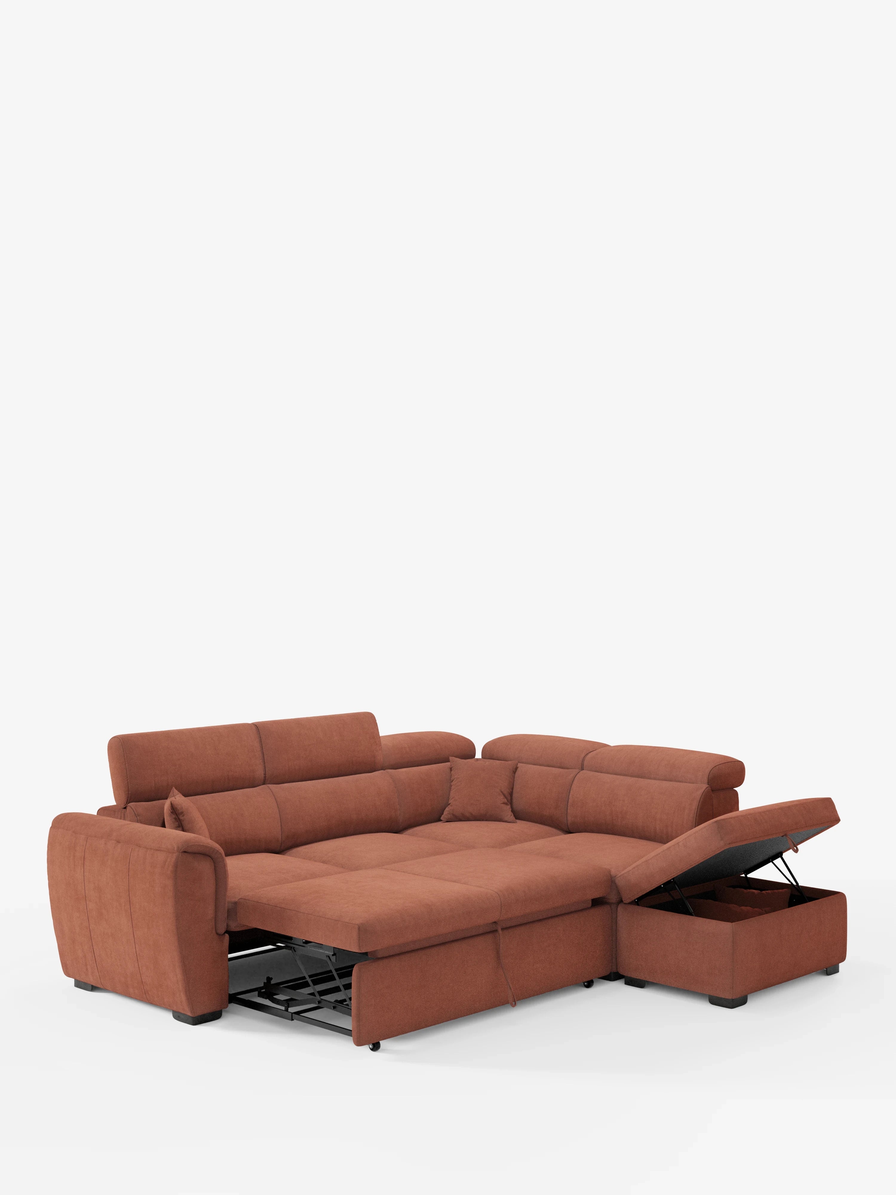 Il divano angolare reversibile con letto estraibile e pouf contenitore Titano di Divani.Store è presentato nella versione completamente estesa, rivestito in tessuto Oeko-Tex® color ruggine e resistente alle macchie. Questo divano letto è dotato di cuscini trapuntati, poggiatesta reclinabili regolabili e piedini a blocco. Una delle sezioni si solleva per rivelare un pratico vano contenitore, il tutto su uno sfondo bianco a tinta unita.