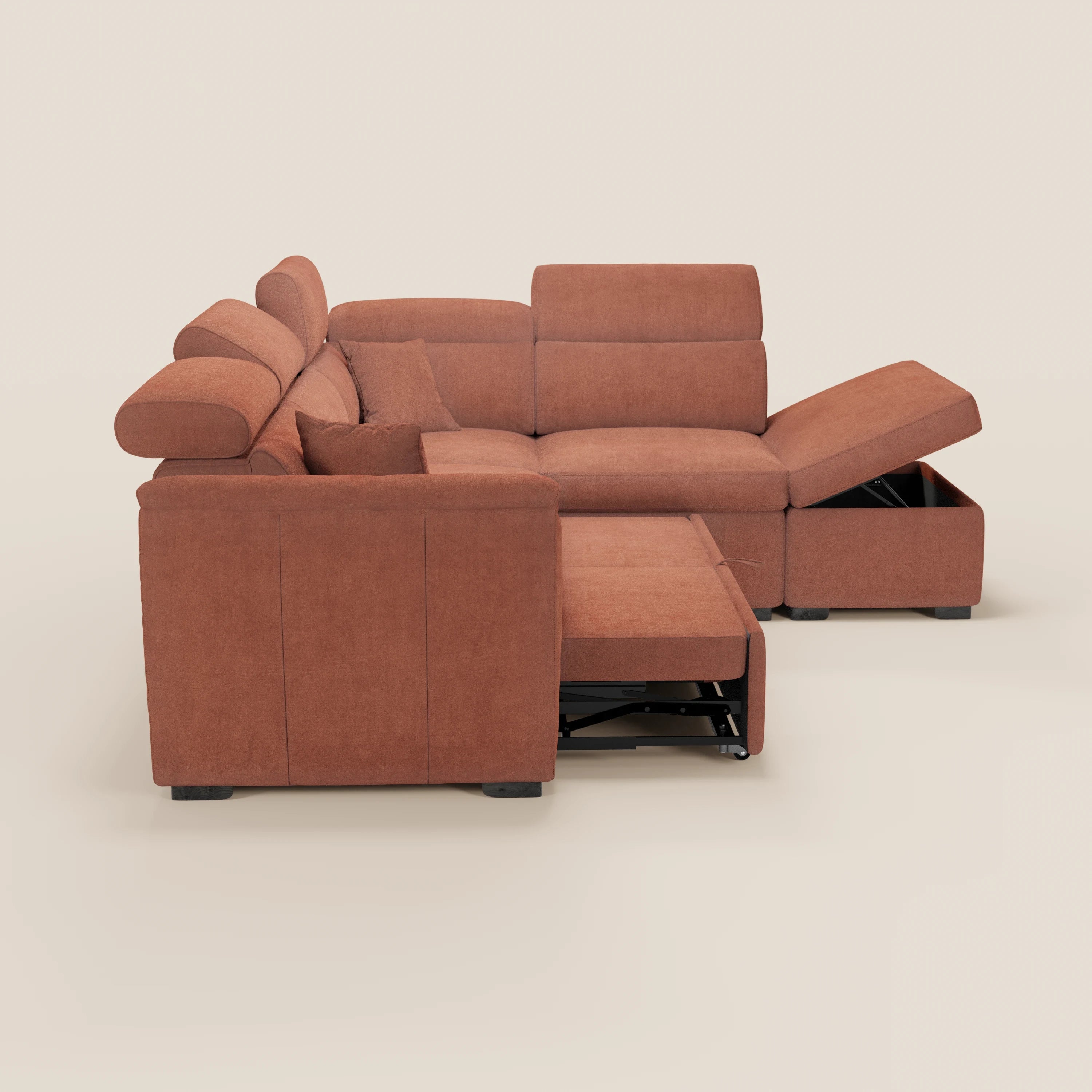 Il divano angolare reversibile Titano di Divani.Store è dotato di poggiatesta reclinabili, due vani portaoggetti (nella chaise longue e nel pouf), tessuto antimacchia certificato Oeko-Tex® e due cuscini: un connubio perfetto tra stile e comfort pratico.