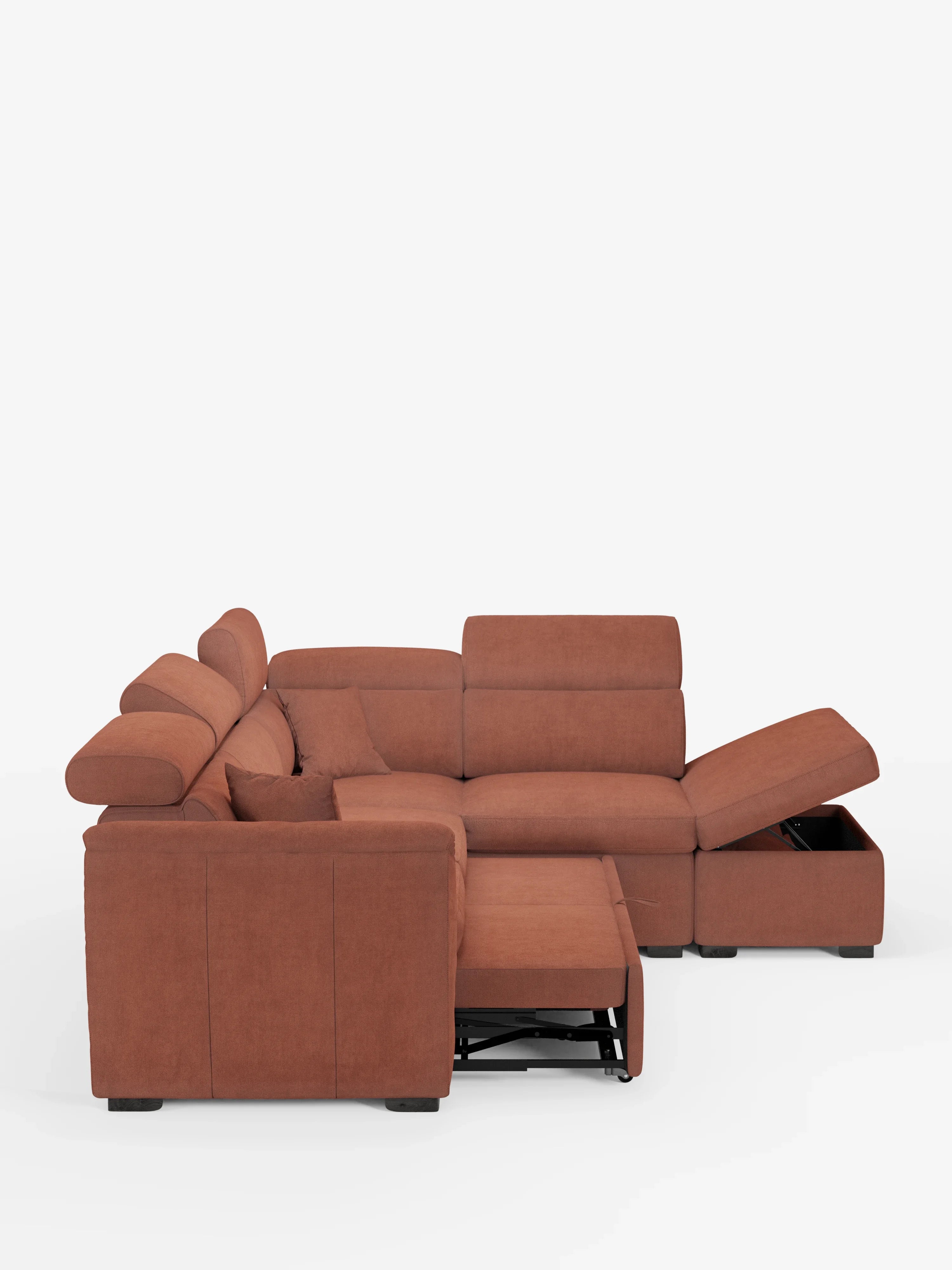 Il divano angolare reversibile Titano con letto estraibile e pouf contenitore di Divani.Store, rivestito in tessuto Smacchiabile Oeko-Tex® color arancione bruciato, è dotato di poggiatesta regolabili, di una sezione pouf estraibile e di un vano contenitore sotto la chaise longue ribaltabile, qui raffigurato su uno sfondo bianco a tinta unita.