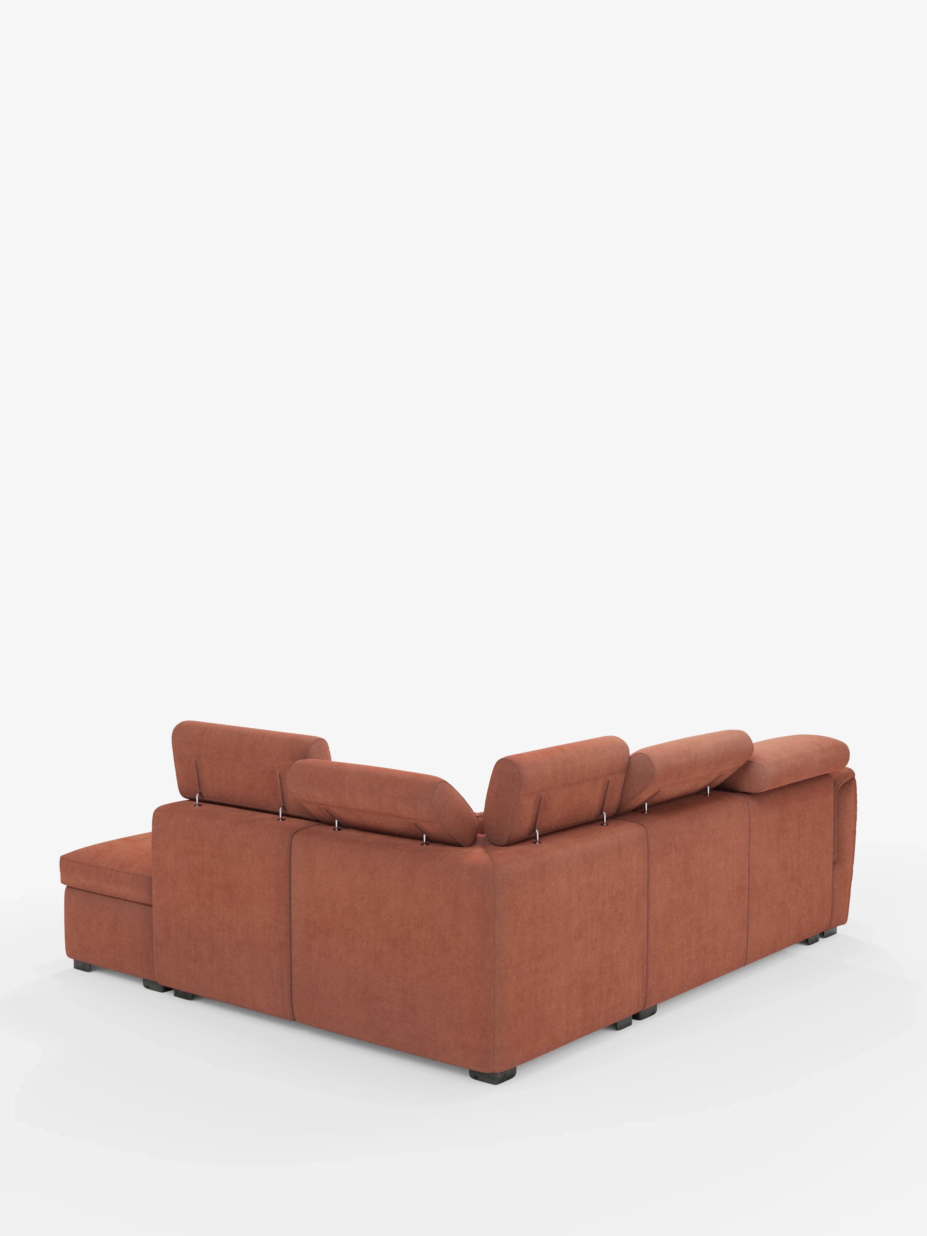 Il divano angolare reversibile Titano con contenitore estraibile e pouf di Divani.Store, realizzato in tessuto Oeko-Tex® color ruggine e resistente alle macchie e dotato di poggiatesta regolabili, è raffigurato su uno sfondo bianco a tinta unita. Questo divano modulare poggia su gambe corte nere e presenta una sezione chaise longue sul lato sinistro.