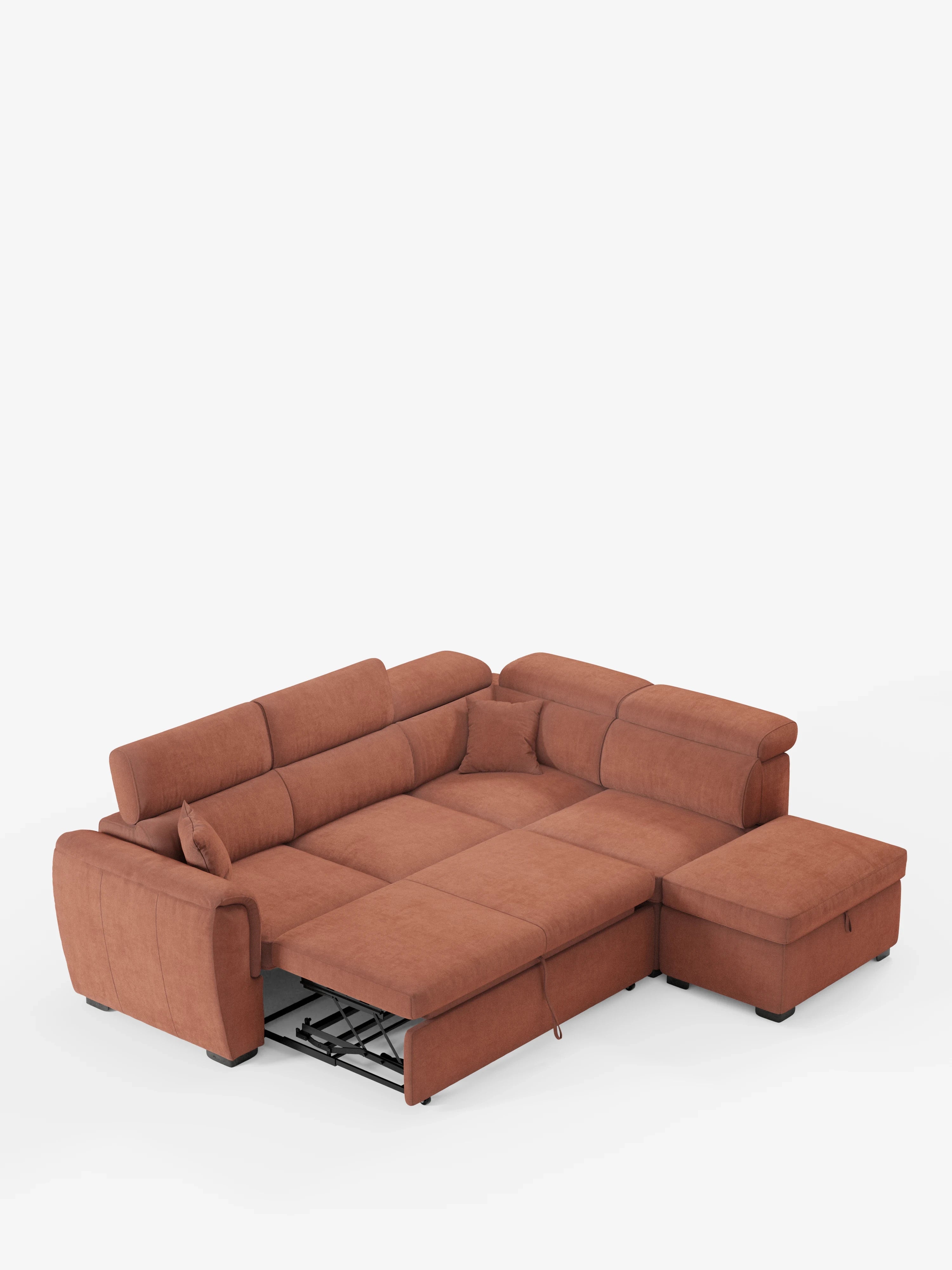 Il divano angolare reversibile con letto estraibile e pouf contenitore Titano di Divani.Store è presentato in un tessuto Oeko-Tex® color ruggine tenue e facile da pulire, con il letto estraibile aperto e la chaise longue posizionata sulla destra. Lo schienale e i braccioli imbottiti garantiscono il massimo comfort, mentre due cuscini coordinati sono appoggiati allo schienale. I poggiatesta reclinabili aggiungono ulteriore versatilità a questo divano letto, che poggia su corte gambe nere.