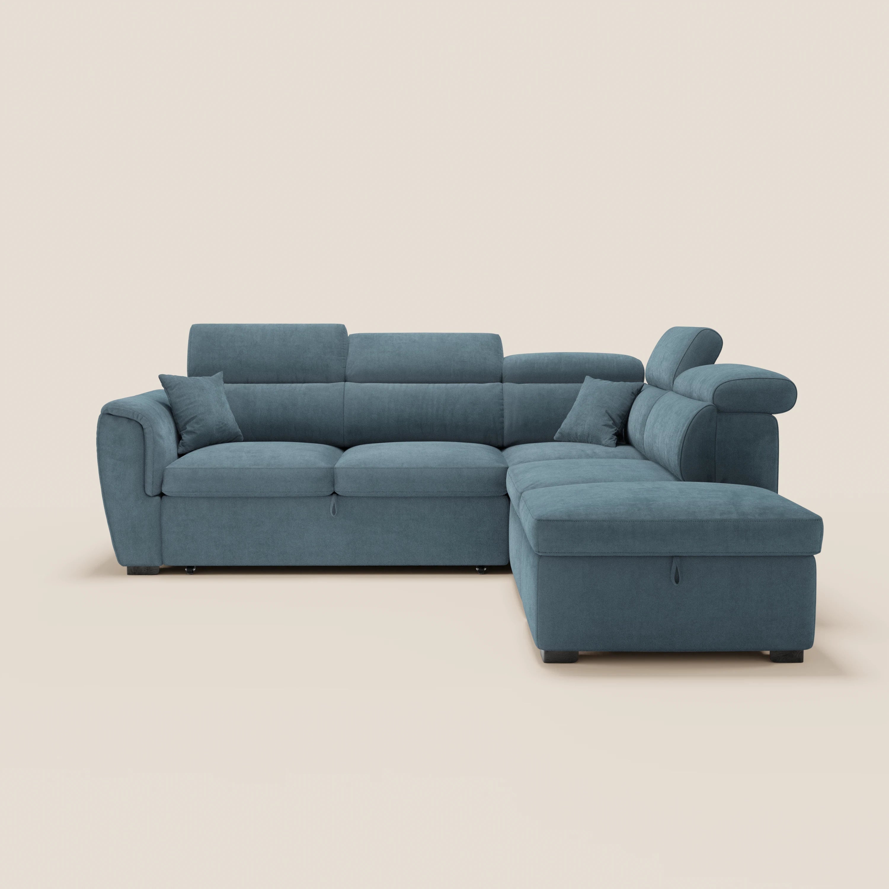 Il divano angolare reversibile Titano di Divani.Store è dotato di poggiatesta regolabili, letto estraibile e pouf contenitore, ed è realizzato in tessuto antimacchia certificato Oeko-Tex®: un connubio di design moderno e comfort avvolgente, pensato per gli spazi abitativi contemporanei.