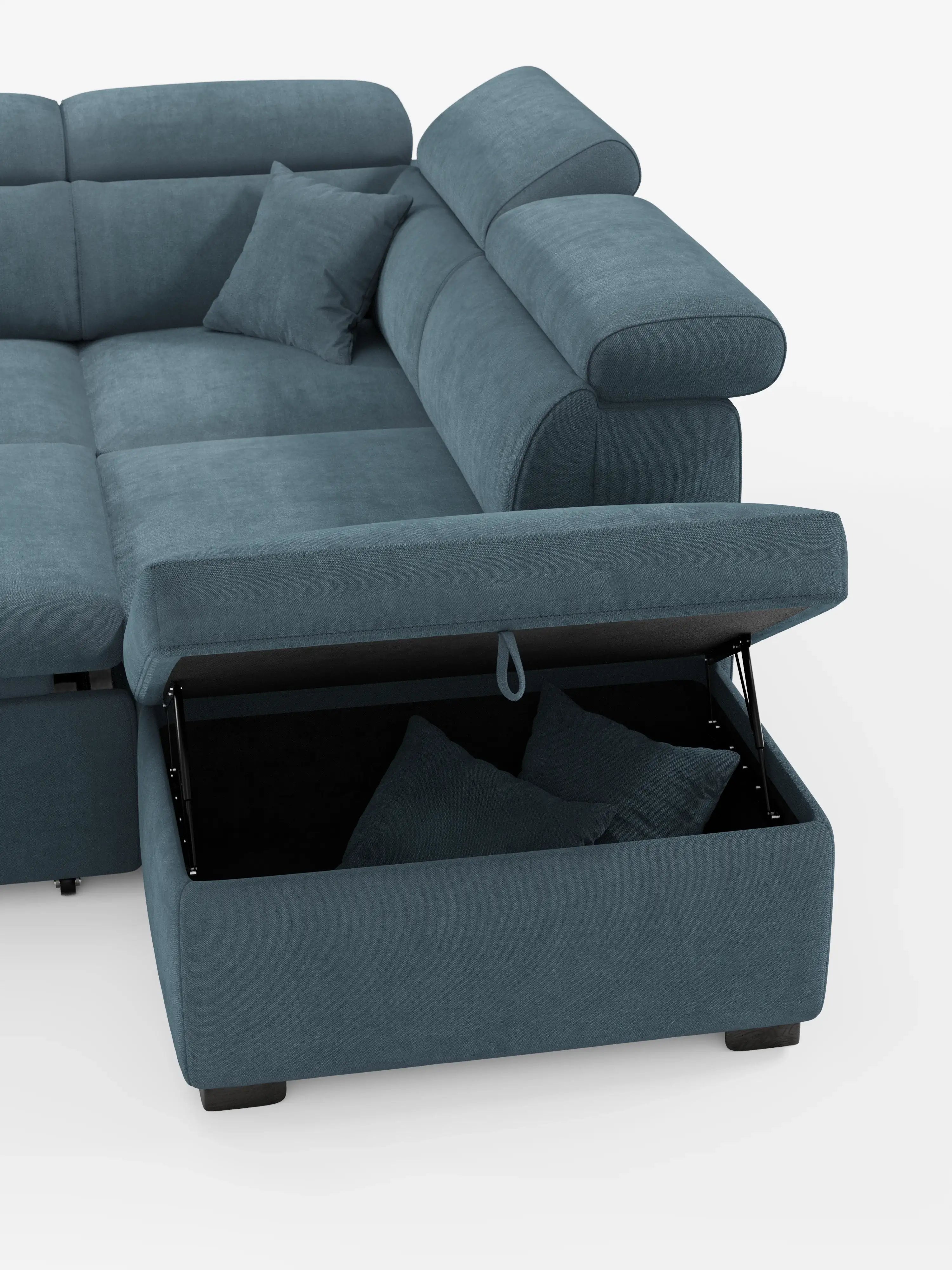 Un moderno divano angolare reversibile blu Titano di Divani.Store, dotato di un elemento estraibile e di una chaise longue con pouf contenitore sollevabile, attualmente aperto per mostrare i due cuscini al suo interno. Questo divano componibile, rivestito in tessuto Oeko-Tex® facile da pulire, presenta poggiatesta reclinabili e un design morbido e contemporaneo. Immagine raffigurata su sfondo bianco a tinta unita.