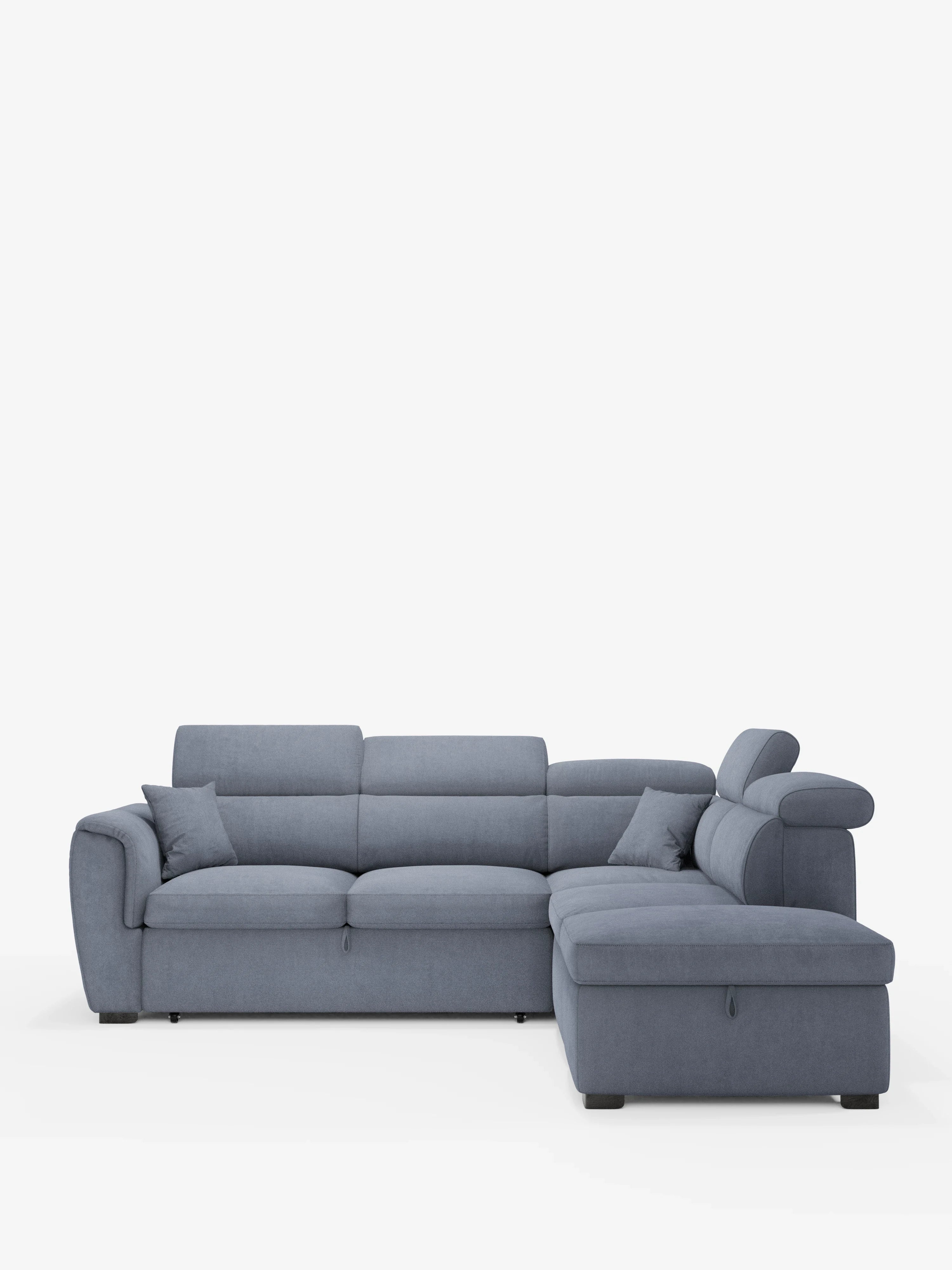 Il divano angolare reversibile con letto estraibile e pouf contenitore Titano di Divani.Store è un moderno divano a L in blu tenue, realizzato in tessuto Oeko-Tex® facile da pulire. È dotato di morbidi cuscini, due cuscini coordinati, ampi braccioli, poggiatesta reclinabili e poggia su corte gambe nere. Il design si staglia su uno sfondo bianco a tinta unita.