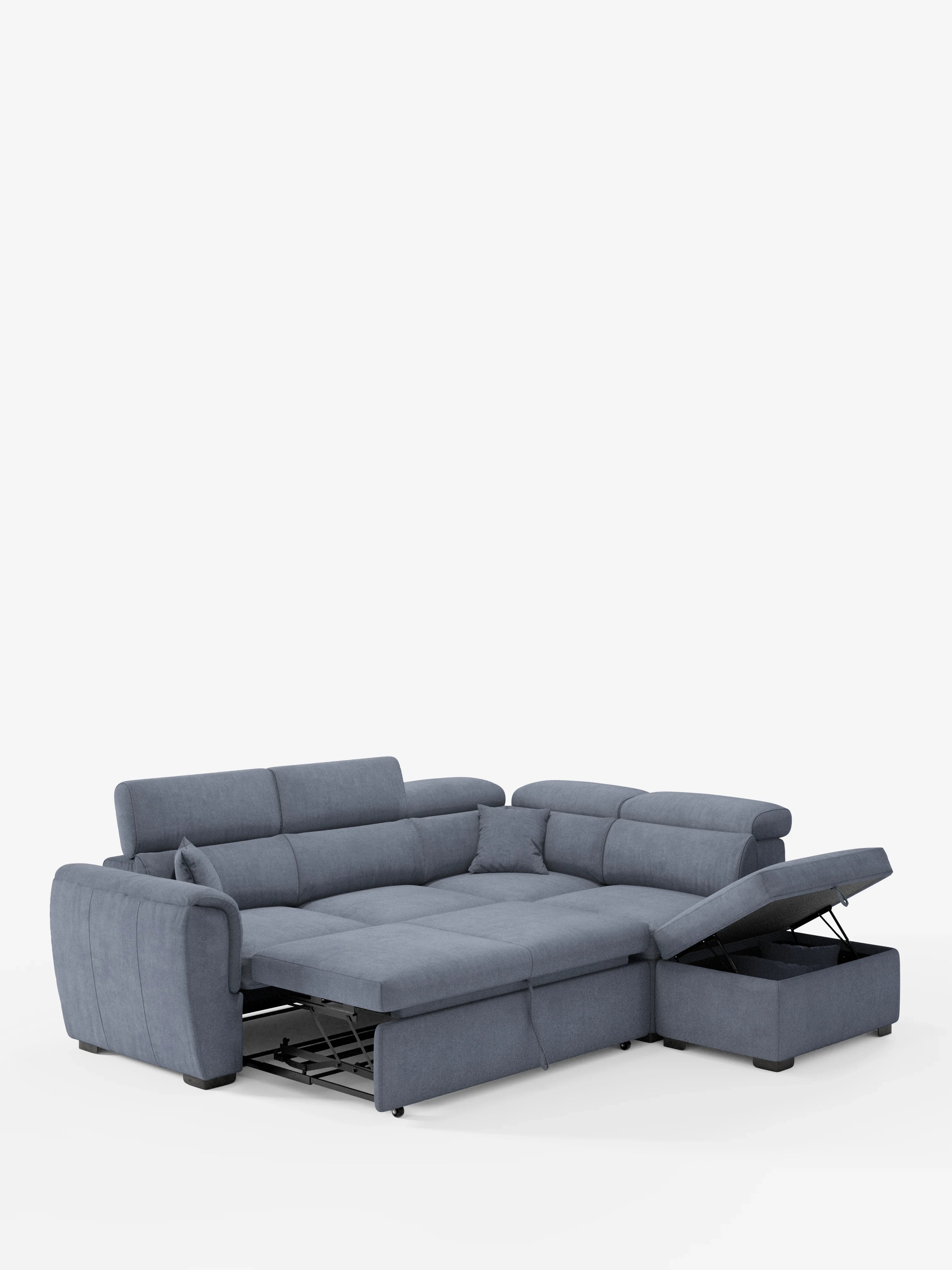 Un lussuoso e moderno divano angolare reversibile Titano con letto estraibile e pouf contenitore di Divani.Store è esposto su uno sfondo bianco a tinta unita. Rivestito in tessuto blu-grigio Oeko-Tex® antimacchia, questo divano componibile è dotato di poggiatesta regolabili, di un meccanismo letto estraibile parzialmente estensibile e di una sezione pouf con coperchio sollevabile che rivela un pratico vano contenitore.