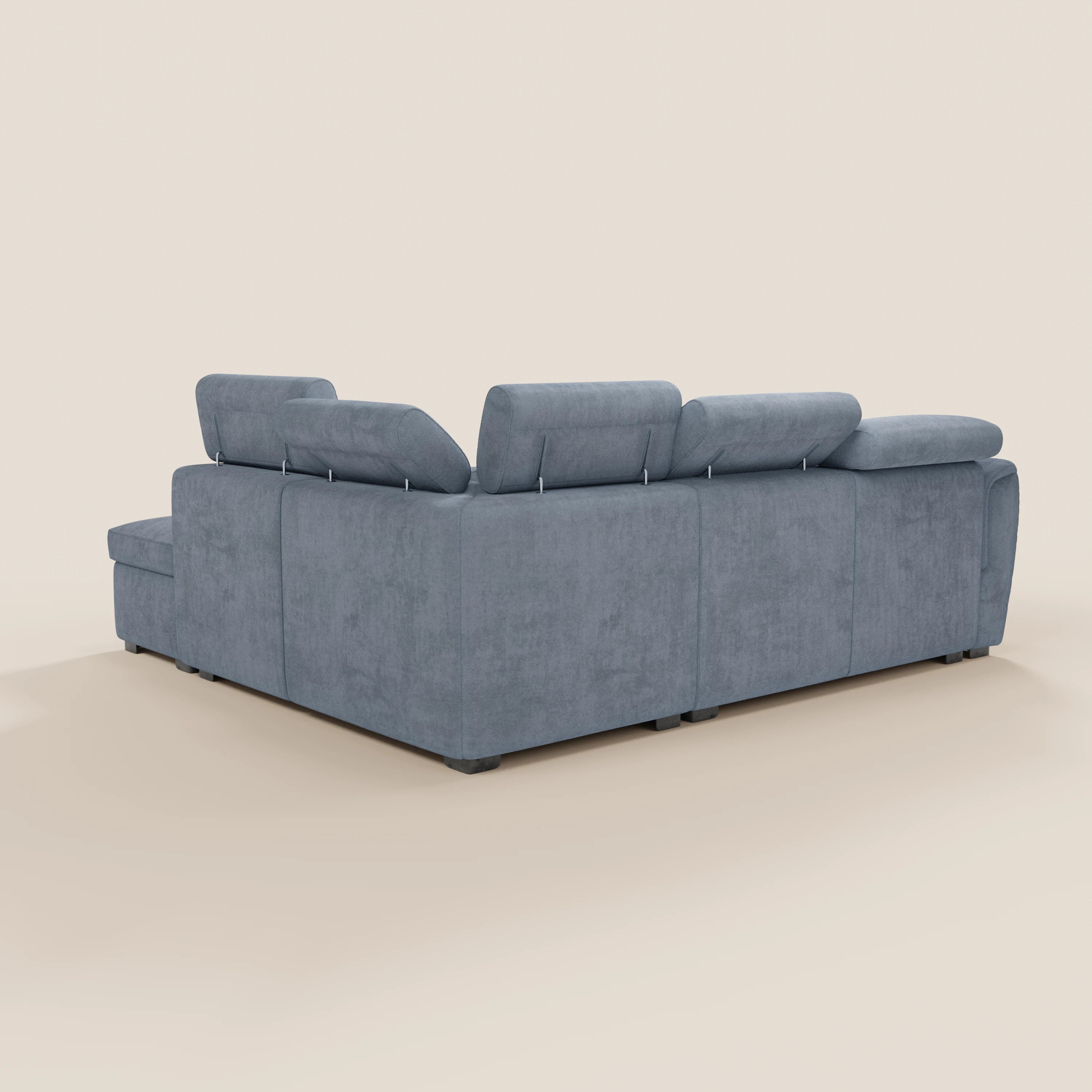 Il divano angolare reversibile con letto estraibile e pouf contenitore Titano di Divani.Store è qui presentato in un tessuto Oeko-Tex® azzurro, facile da pulire. Riportato su uno sfondo neutro, questo spazioso divano angolare vanta morbidi cuscini dal design moderno, piedini neri bassi e poggiatesta regolabili. L’angolazione mette in risalto sia la vista posteriore che quella laterale, attirando l’attenzione sulla sua generosa capienza.