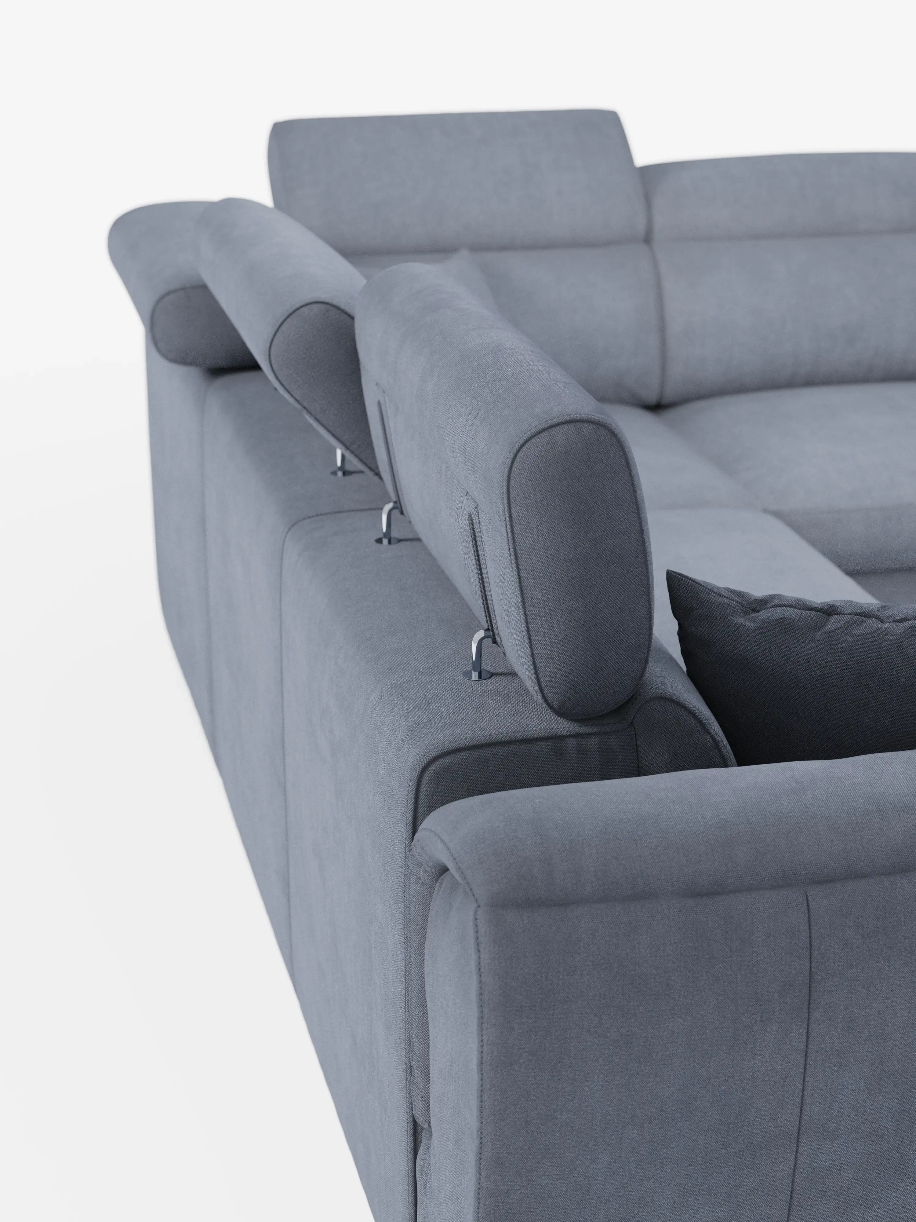 Primo piano del divano angolare reversibile con contenitore estraibile e pouf Titano di Divani.Store, rivestito in tessuto grigio Oeko-Tex® antimacchia. L'immagine mette in risalto i dettagli dell'angolo e dello schienale del divano, evidenziando i poggiatesta imbottiti regolabili e un cuscino decorativo nero su sfondo bianco.