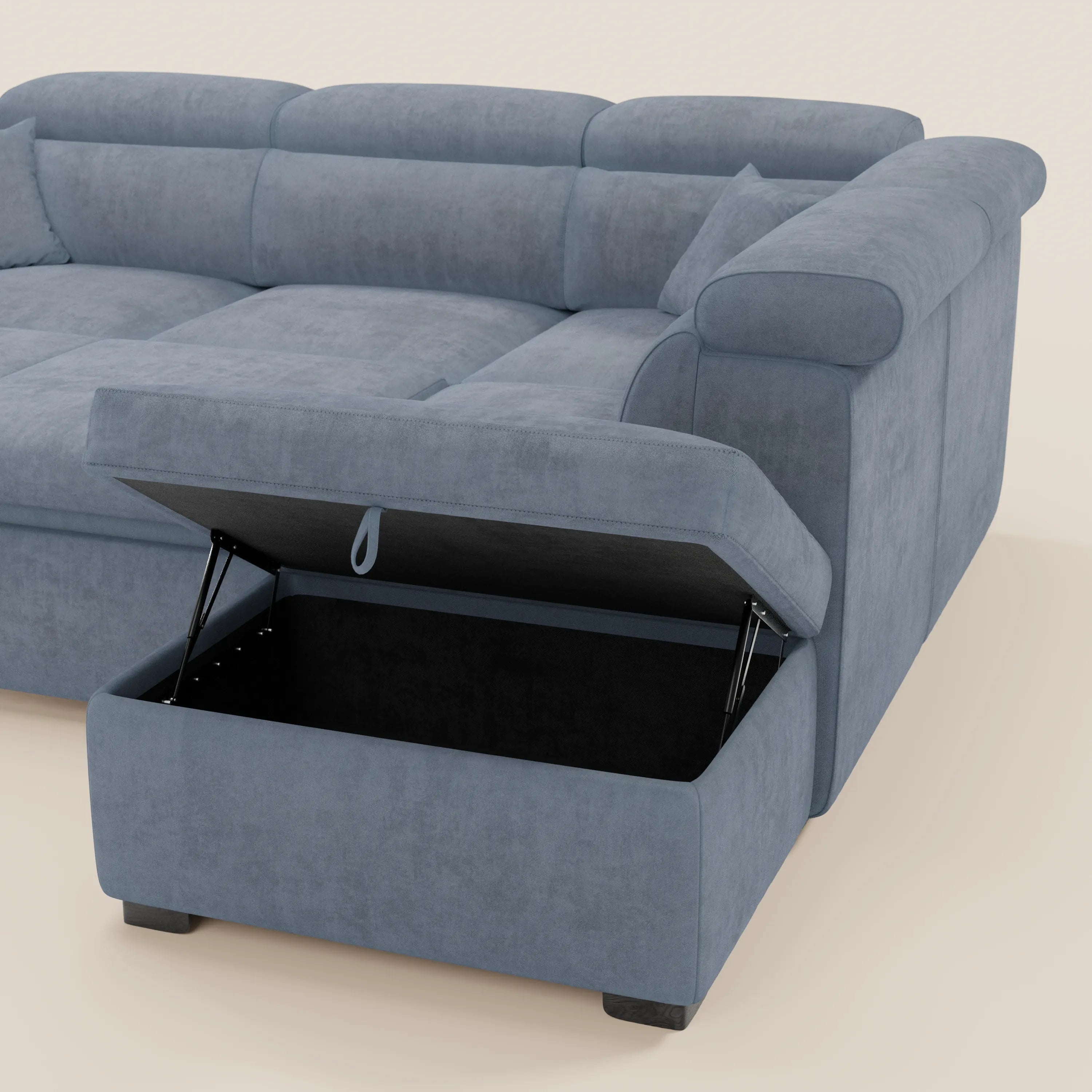 Il divano angolare reversibile con contenitore estraibile e pouf di Titano, firmato Divani.Store, è un divano modulare moderno di colore azzurro chiaro, con morbidi cuscini e poggiatesta regolabili, realizzato in tessuto Oeko-Tex® resistente alle macchie. Una delle sezioni presenta un pouf contenitore con il coperchio aperto, che rivela un interno spazioso e foderato di nero. Questo versatile divano componibile poggia su piccole gambe nere su uno sfondo beige a tinta unita.