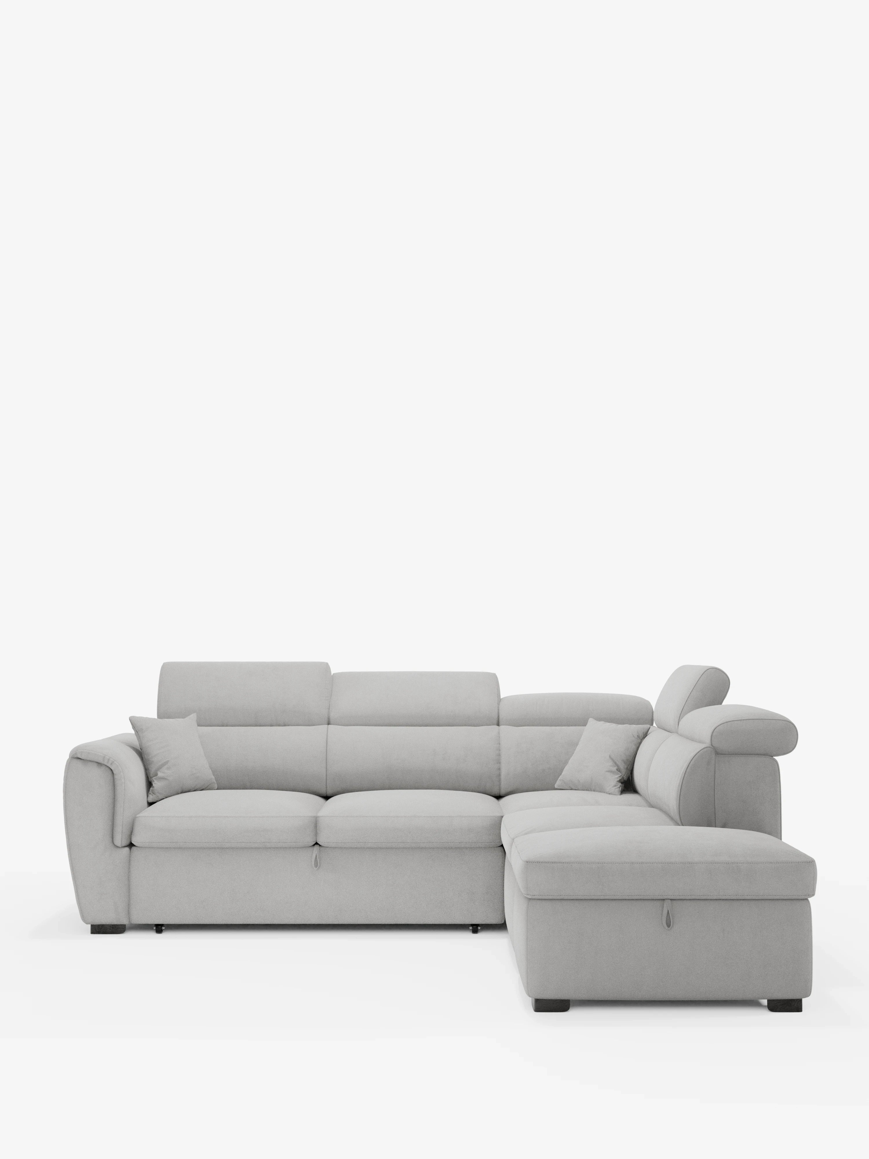 Vi presentiamo il divano angolare reversibile con contenitore estraibile e pouf di Titano, firmato Divani.Store: un divano componibile contemporaneo a forma di L in grigio chiaro, realizzato in tessuto Oeko-Tex® resistente alle macchie, dotato di morbidi cuscini, due cuscini decorativi coordinati e poggiatesta regolabili sul lato destro. Qui raffigurato su uno sfondo bianco a tinta unita.