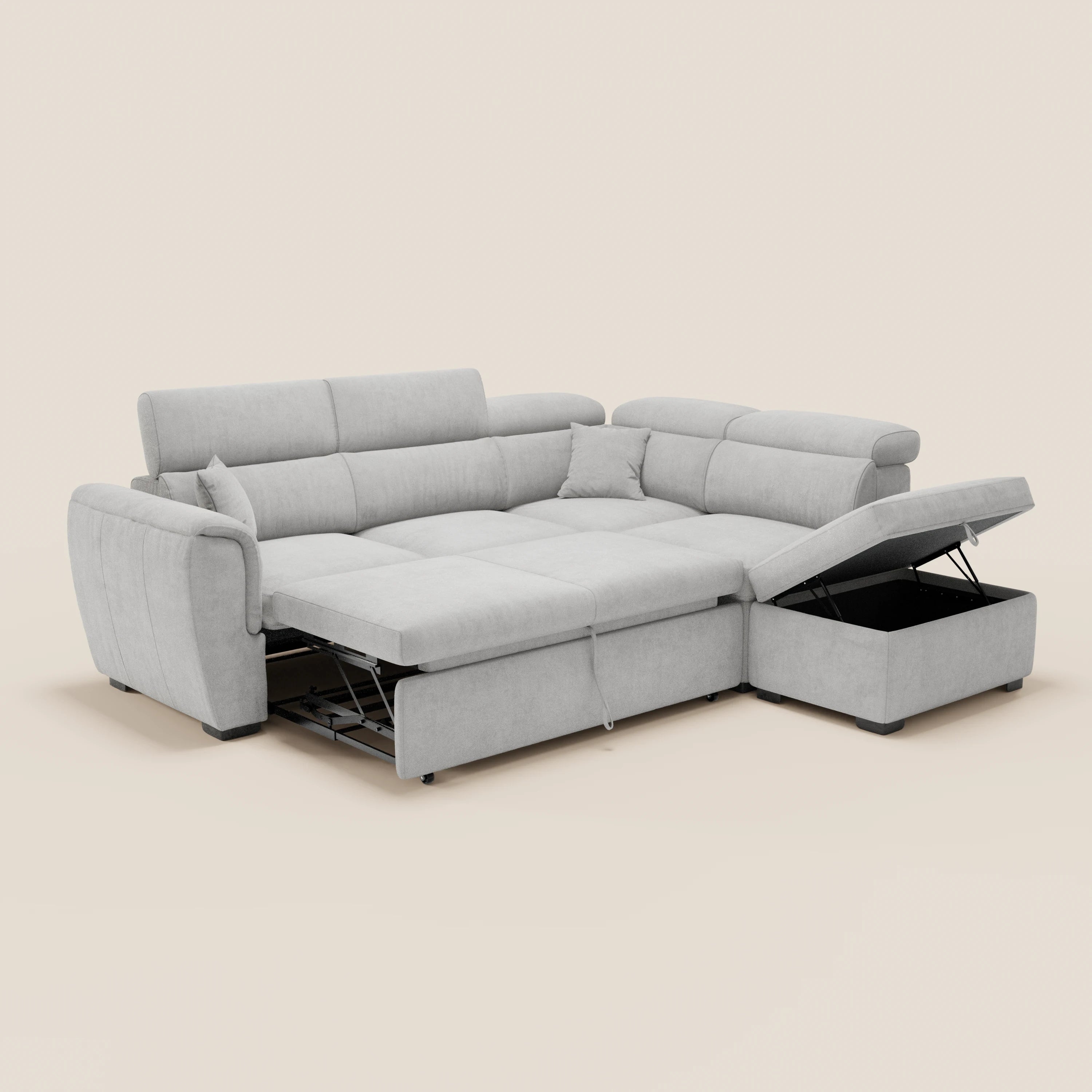 Il divano angolare reversibile Titano di Divani.Store è dotato di poggiatesta regolabili, una sezione letto estraibile e una chaise longue con vano portaoggetti. Rivestito in tessuto grigio chiaro Oeko-Tex® antimacchia, poggia su piccole gambe a blocco su uno sfondo beige.