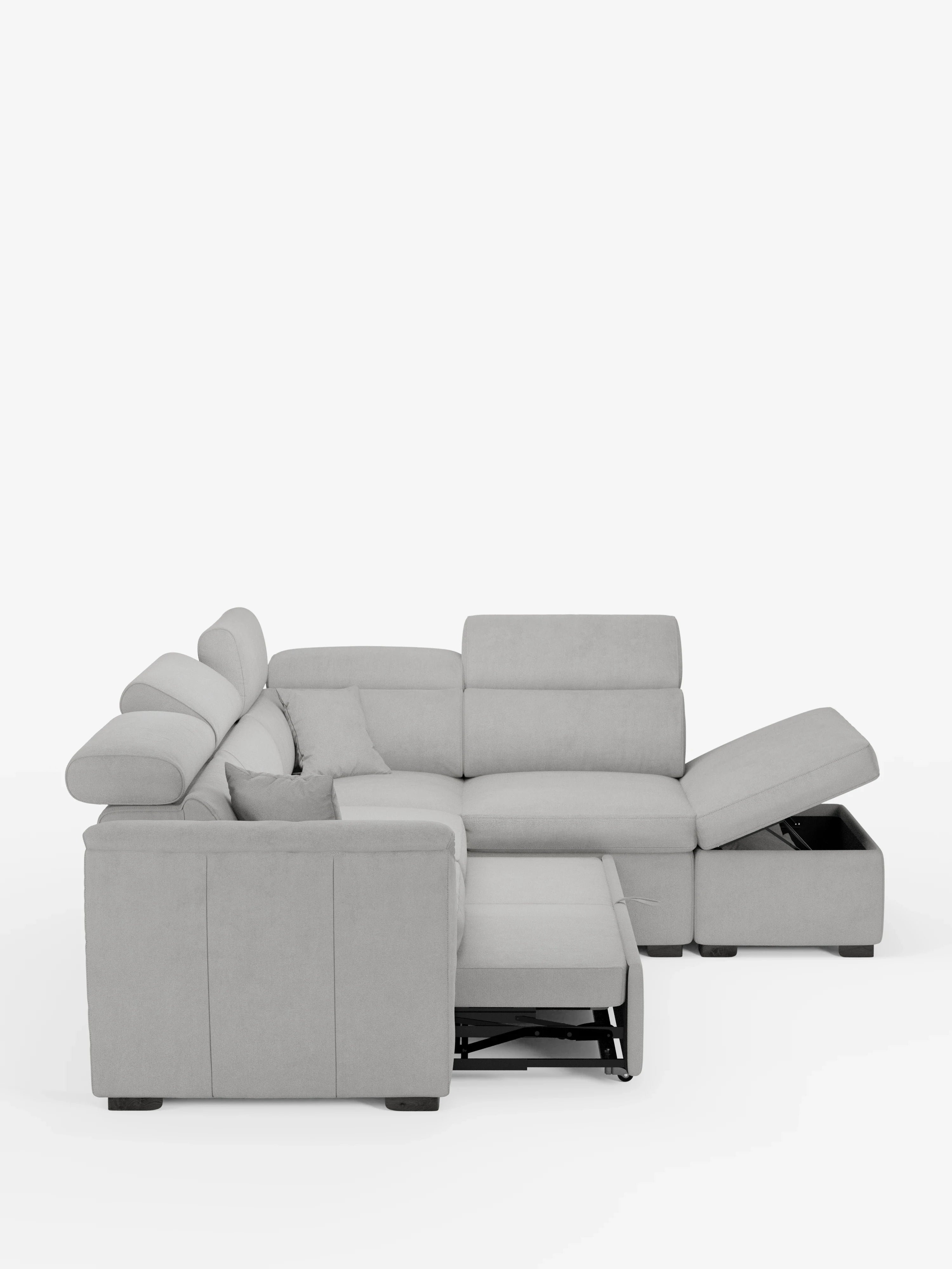 Il divano angolare reversibile Titano con letto estraibile e pouf contenitore di Divani.Store, rivestito in tessuto grigio chiaro Oeko-Tex® antimacchia, è dotato di poggiatesta regolabili, di un pouf estraibile con vano contenitore sotto la chaise longue e viene fornito con due cuscini decorativi, il tutto presentato su uno sfondo bianco a tinta unita.