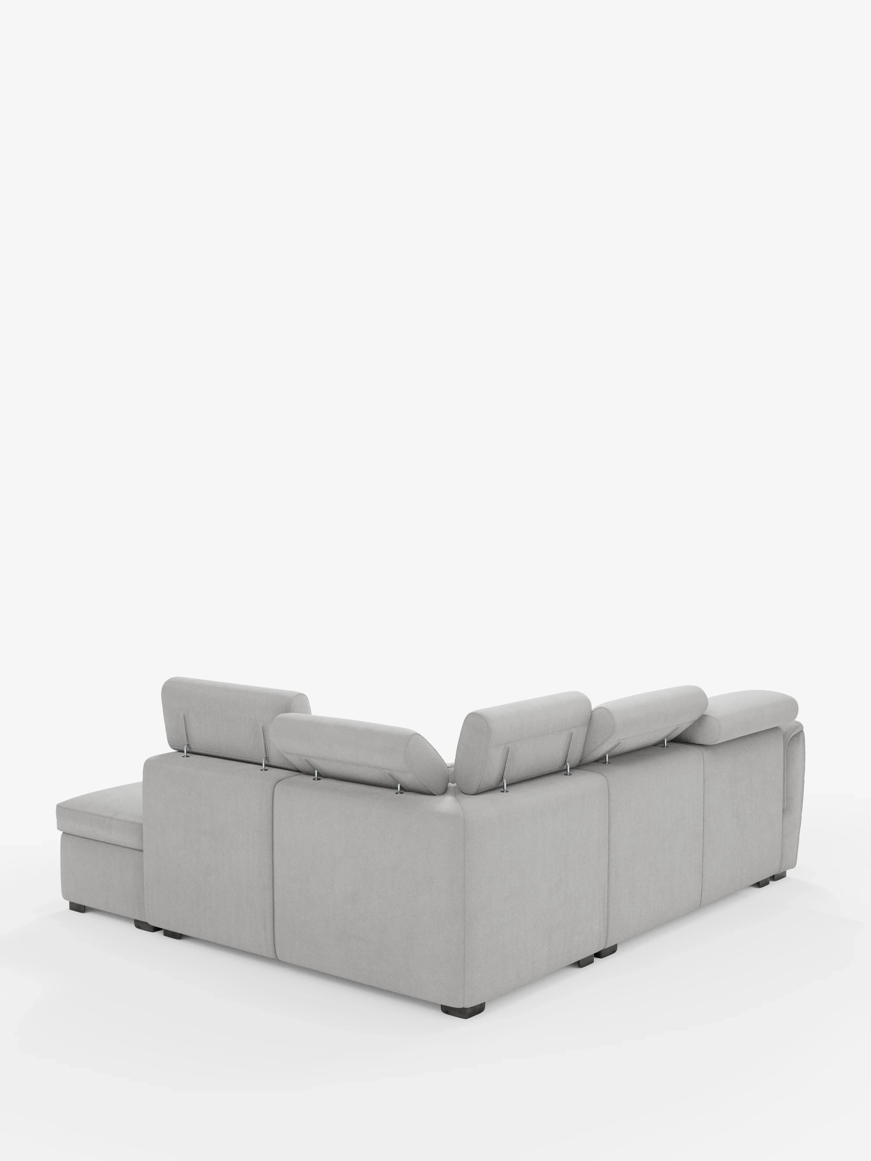 Il divano angolare reversibile con letto estraibile e pouf contenitore Titano di Divani.Store presenta un rivestimento in tessuto grigio chiaro con materiale smacchiabile certificato Oeko-Tex®, poggiatesta reclinabili e una chaise longue posizionata sulla sinistra. Questo versatile divano componibile poggia su piccoli piedini neri ed è fotografato da un’angolazione laterale posteriore su uno sfondo bianco a tinta unita.