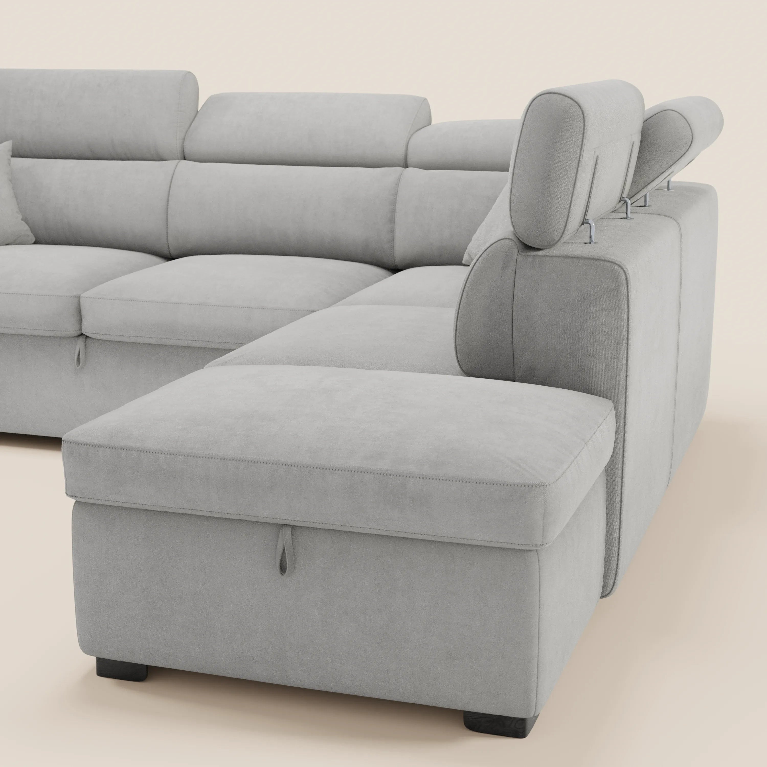 Il divano angolare reversibile Titano di Divani.Store, con poggiatesta reclinabili, tessuto smacchiabile Oeko-Tex®, ampia seduta e pouf contenitore, è un modello moderno in grigio chiaro con piedini quadrati scuri su sfondo bianco.