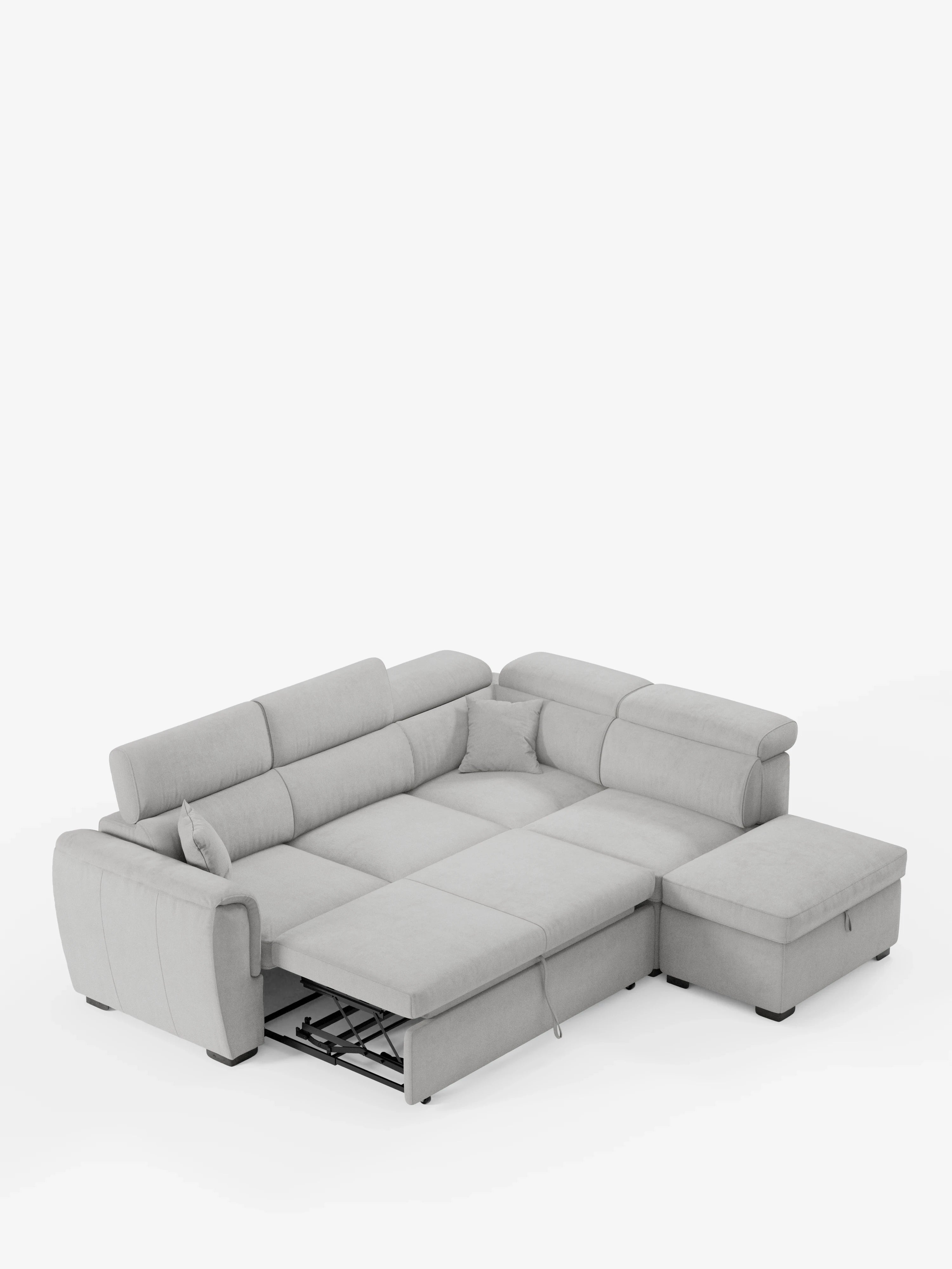 Un divano angolare reversibile Titano di colore grigio chiaro di Divani.Store, dotato di poggiatesta regolabili, letto estraibile e pouf contenitore. La sezione letto estraibile viene estesa per rivelare la superficie piana su cui dormire. Su uno sfondo bianco a tinta unita, il design e le caratteristiche di questo divano componibile in tessuto antimacchia Oeko-Tex® risaltano chiaramente.