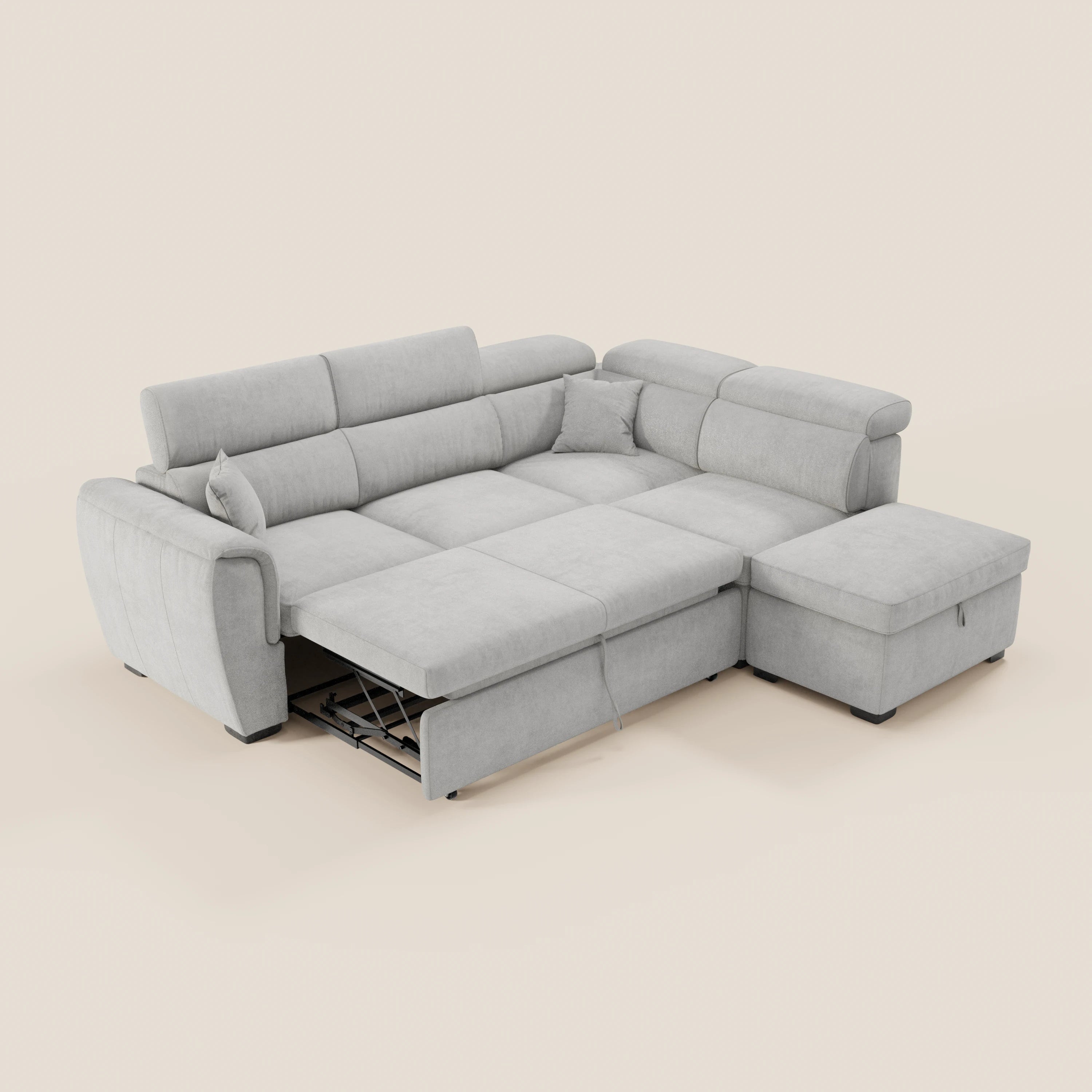 Il divano angolare reversibile Titano di Divani.Store, realizzato in tessuto smacchiabile Oeko-Tex®, è presentato con poggiatesta reclinabili, letto estraibile, chaise longue con pouf contenitore e due cuscini coordinati su uno sfondo neutro.