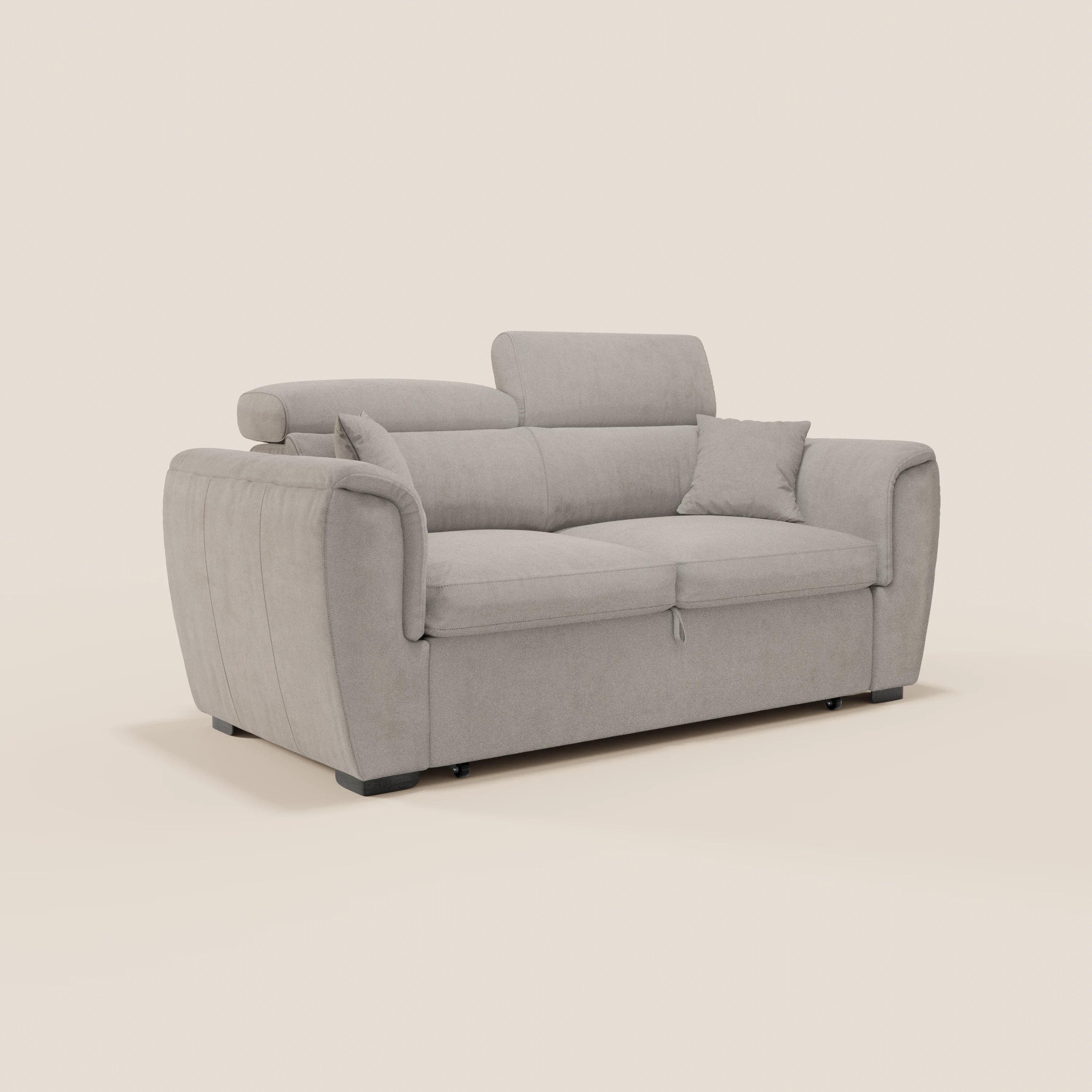 Il divano a due posti Titano di Divani.Store è realizzato in tessuto grigio chiaro Oeko-Tex® antimacchia, presenta ampi braccioli, due cuscini dello schienale reclinabili con poggiatesta e cuscini decorativi coordinati. Il suo design elegante poggia su piedini corti di colore scuro su uno sfondo beige.