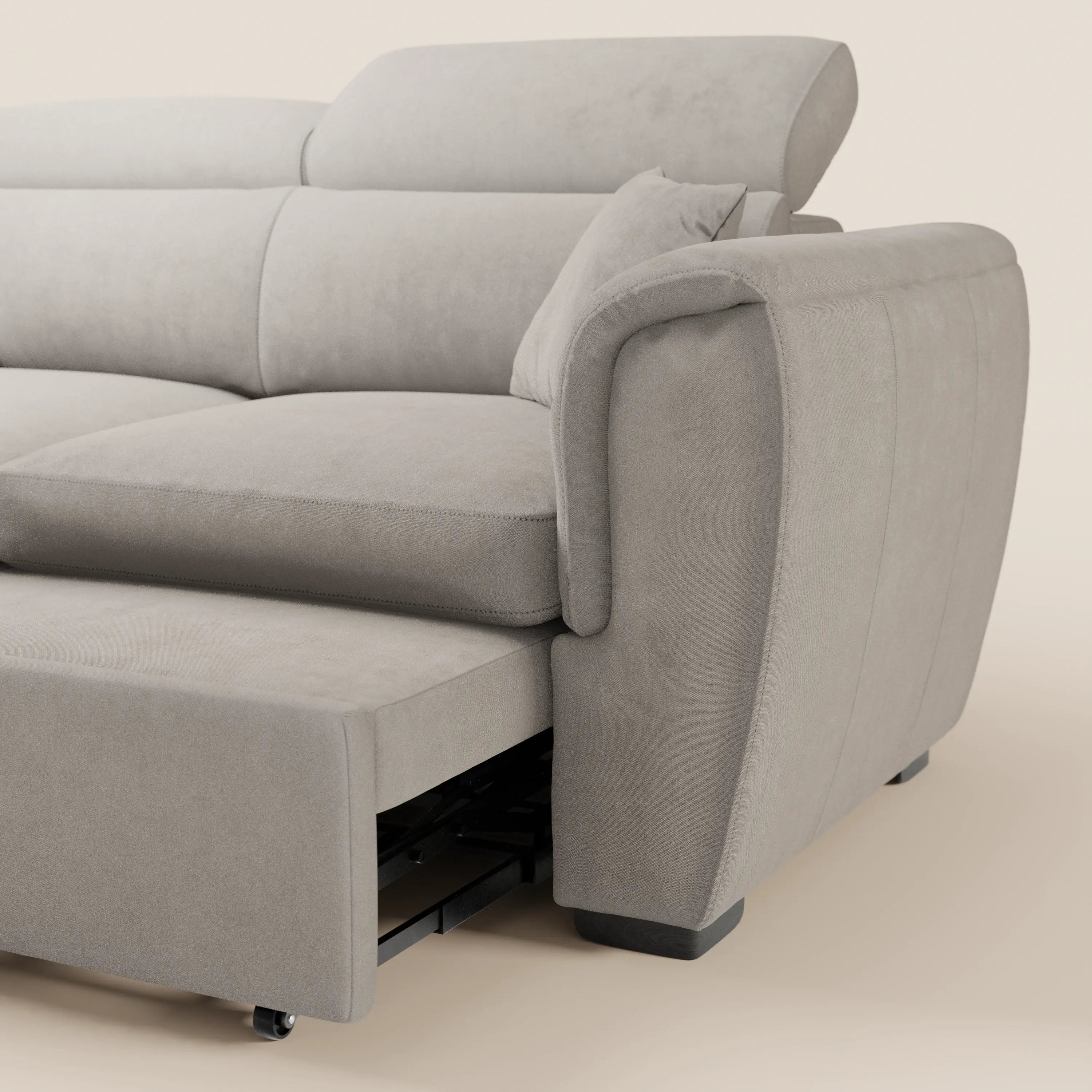 Un primo piano del divano Titano a 2 posti estraibile con poggiatesta reclinabili in tessuto smacchiabile Oeko-Tex® di Divani.Store, caratterizzato da morbidi cuscini, un poggiapiedi allungabile su rotelle, braccioli arrotondati e cuciture a vista su uno sfondo beige.