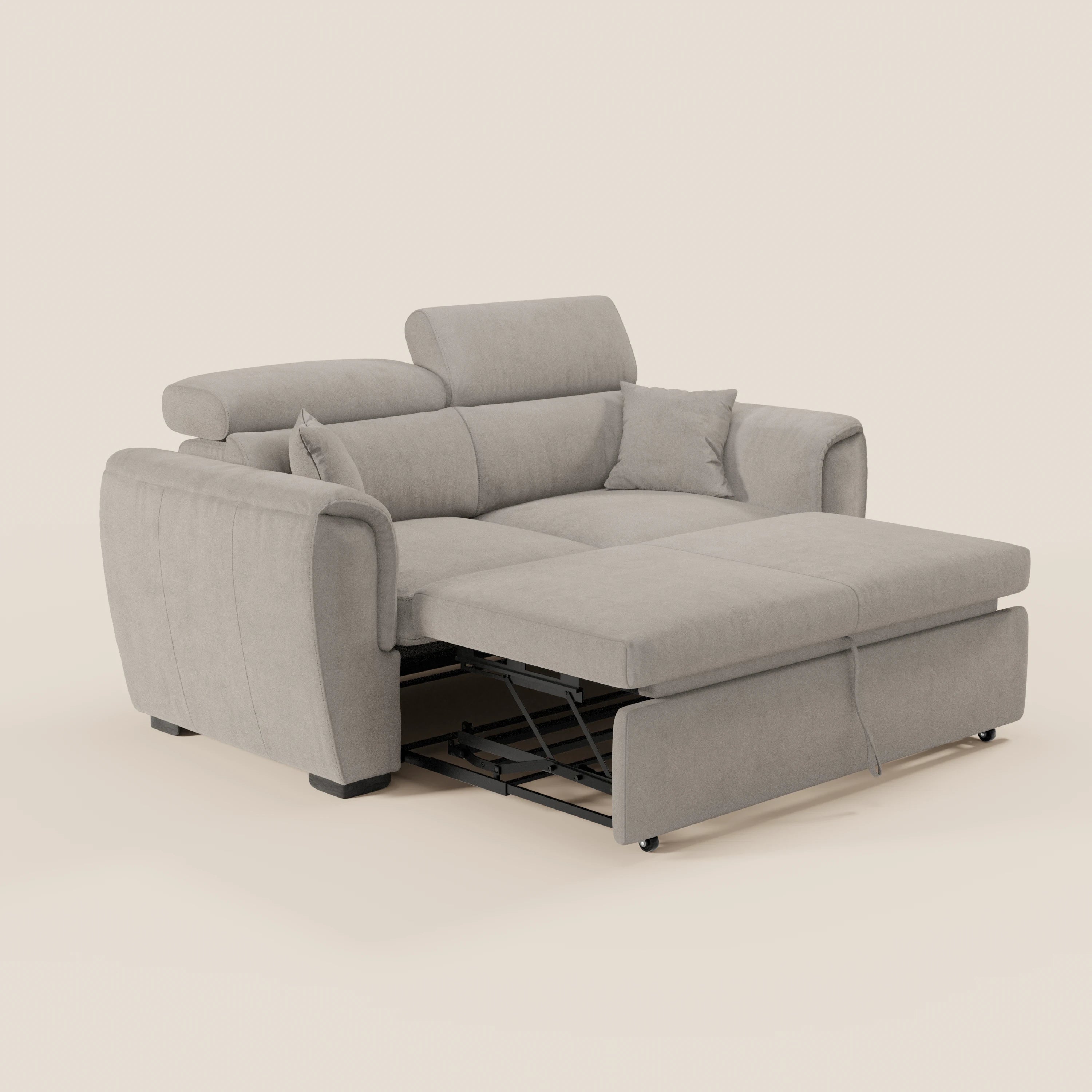 Il divano a 2 posti estraibile Titano di Divani.Store, realizzato in tessuto grigio chiaro smacchiabile certificato Oeko-Tex®, è dotato di poggiatesta reclinabili, braccioli imbottiti, due cuscini coordinati e un materasso estraibile su uno sfondo beige a tinta unita.