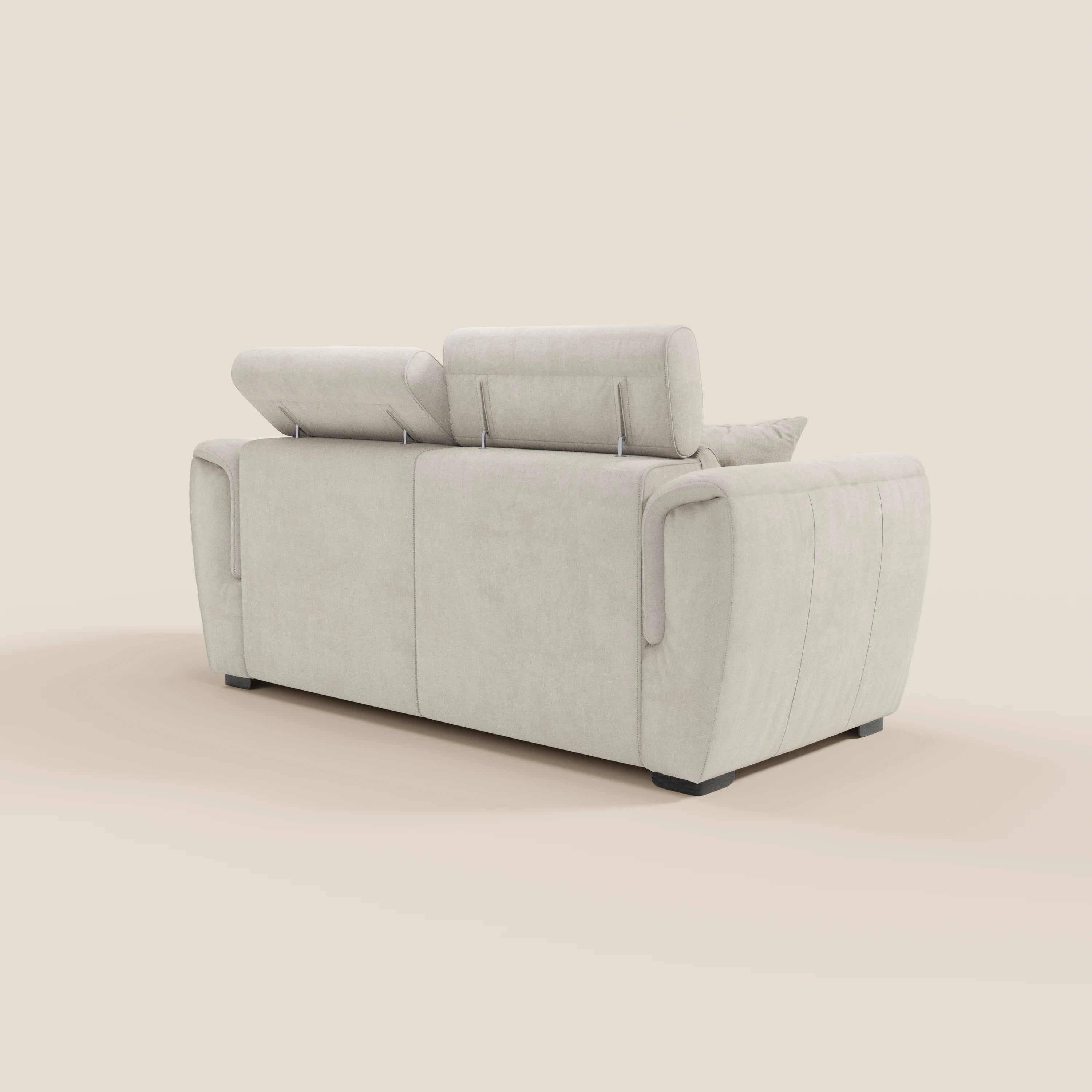 Il divano a due posti Titano di Divani.Store è dotato di due poggiatesta regolabili, braccioli curvi e tessuto Oeko-Tex® antimacchia in beige chiaro. Nell’immagine è raffigurato di spalle, in prospettiva, su uno sfondo bianco sporco a tinta unita.