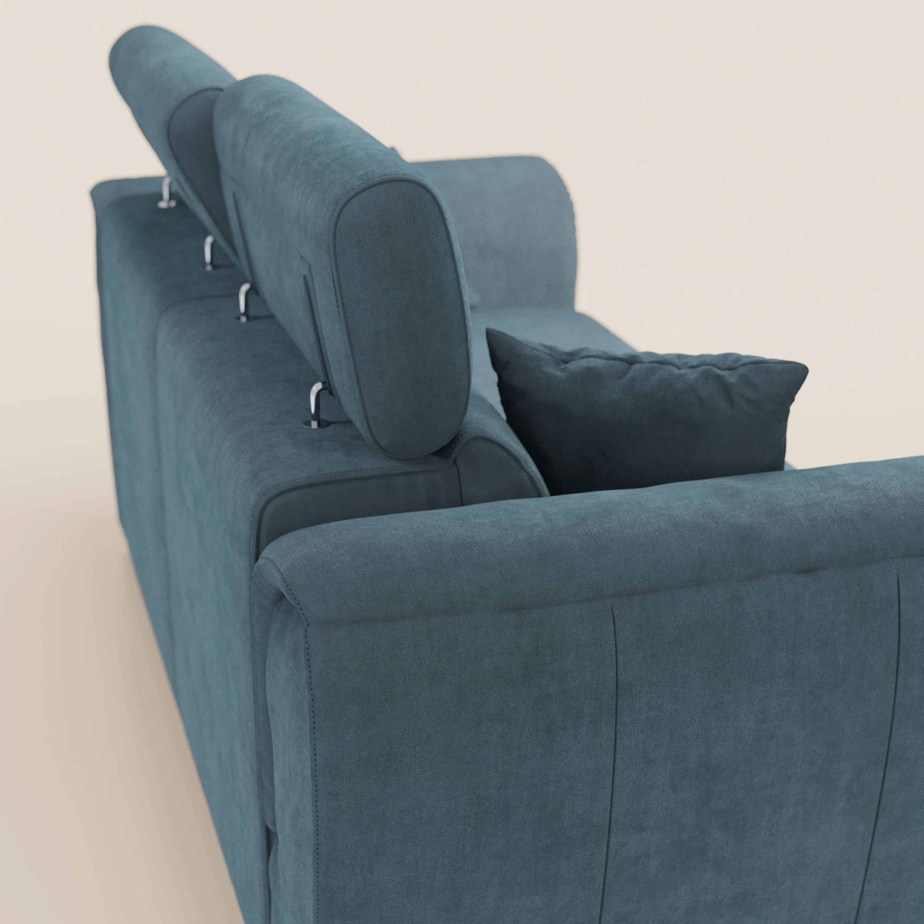 Il divano a 2 posti estraibile Titano di Divani.Store è dotato di poggiatesta reclinabili e di un morbido tessuto smacchiabile certificato Oeko-Tex®; visto da dietro, presenta una trama soffice e un design minimal su uno sfondo chiaro.