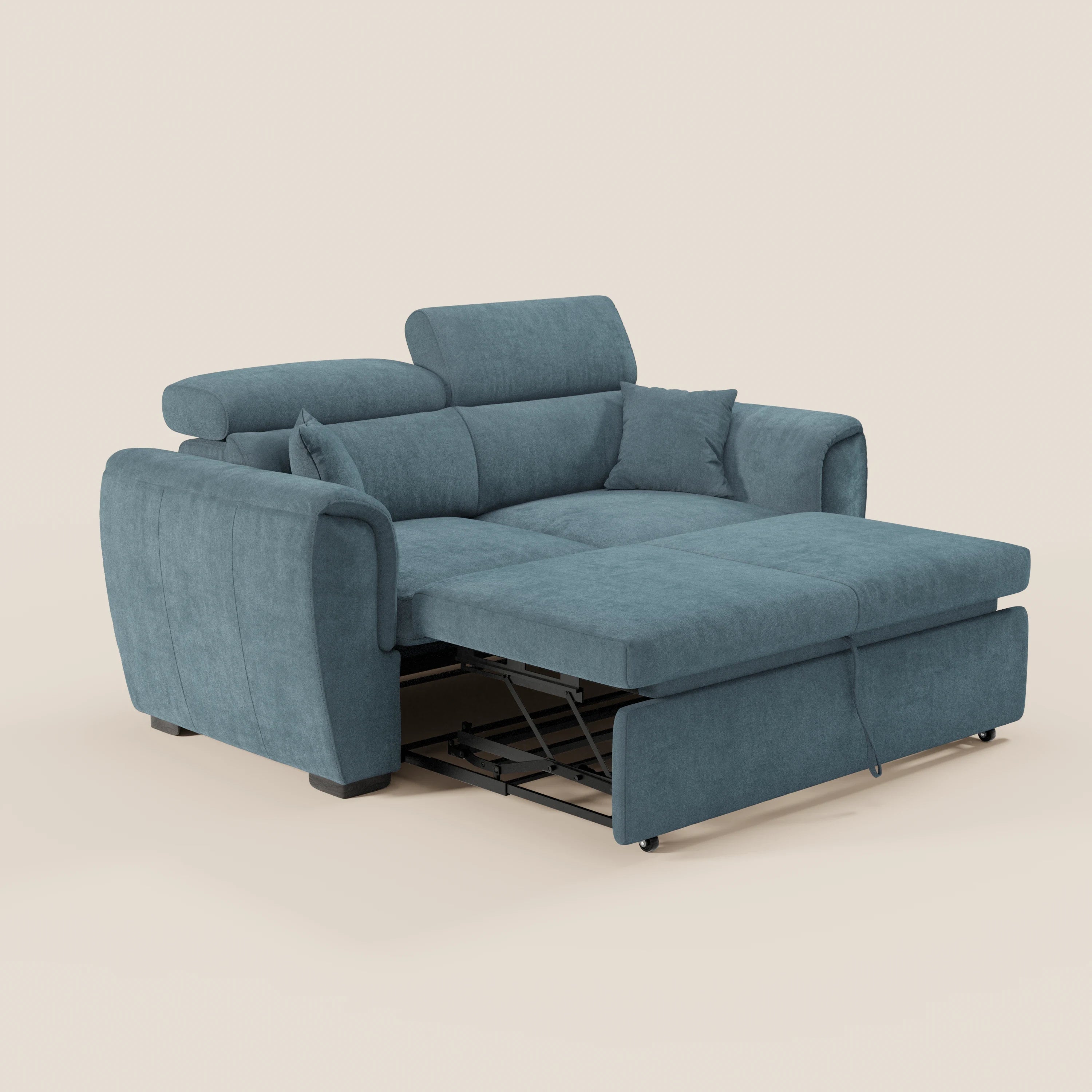 Il divano a 2 posti estraibile Titano di Divani.Store, realizzato in tessuto smacchiabile Oeko-Tex®, è dotato di poggiatesta reclinabili e di due cuscini decorativi. Nella foto è raffigurato aperto come letto, mostrando la base estraibile ed evidenziando la morbida trama del divano su uno sfondo a tinta unita.