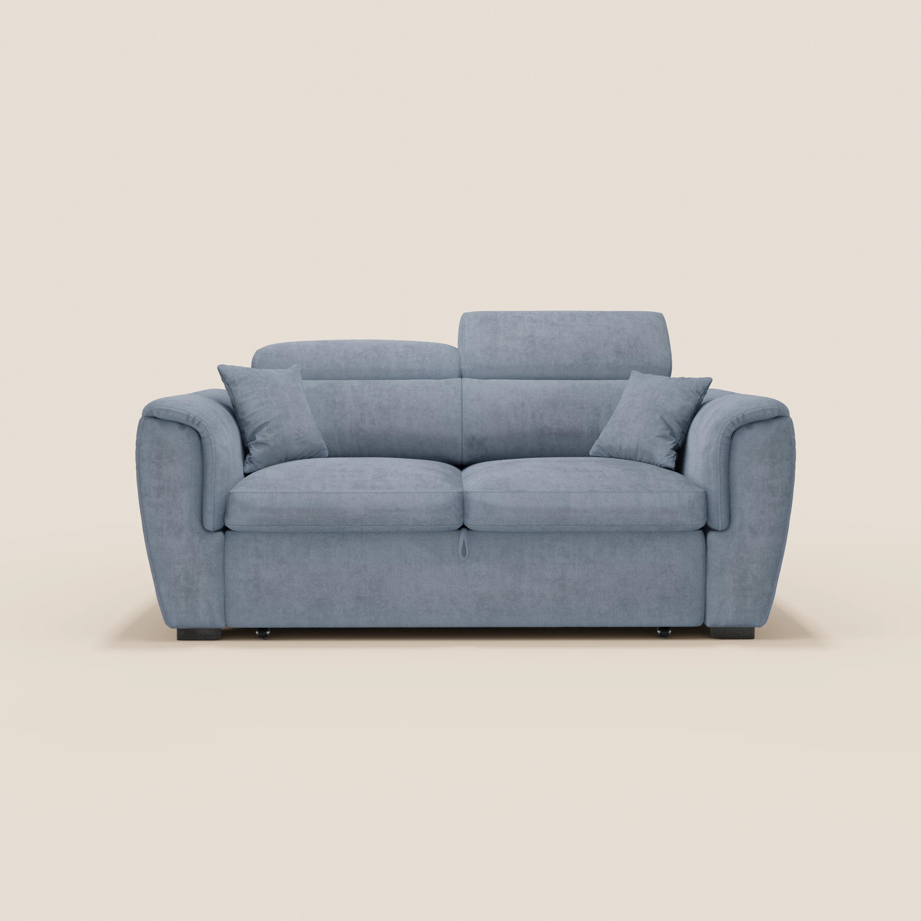 Il divano a due posti estraibile Titano con poggiatesta reclinabili in tessuto smacchiabile Oeko-Tex® di Divani.Store è un moderno divanetto in tessuto azzurro, dotato di due cuscini di seduta, due cuscini dello schienale abbinati, due cuscini quadrati e braccioli arrotondati. Il suo design pulito e minimalista lo rende il divano compatto perfetto per gli spazi contemporanei, qui raffigurato su uno sfondo beige chiaro a tinta unita.