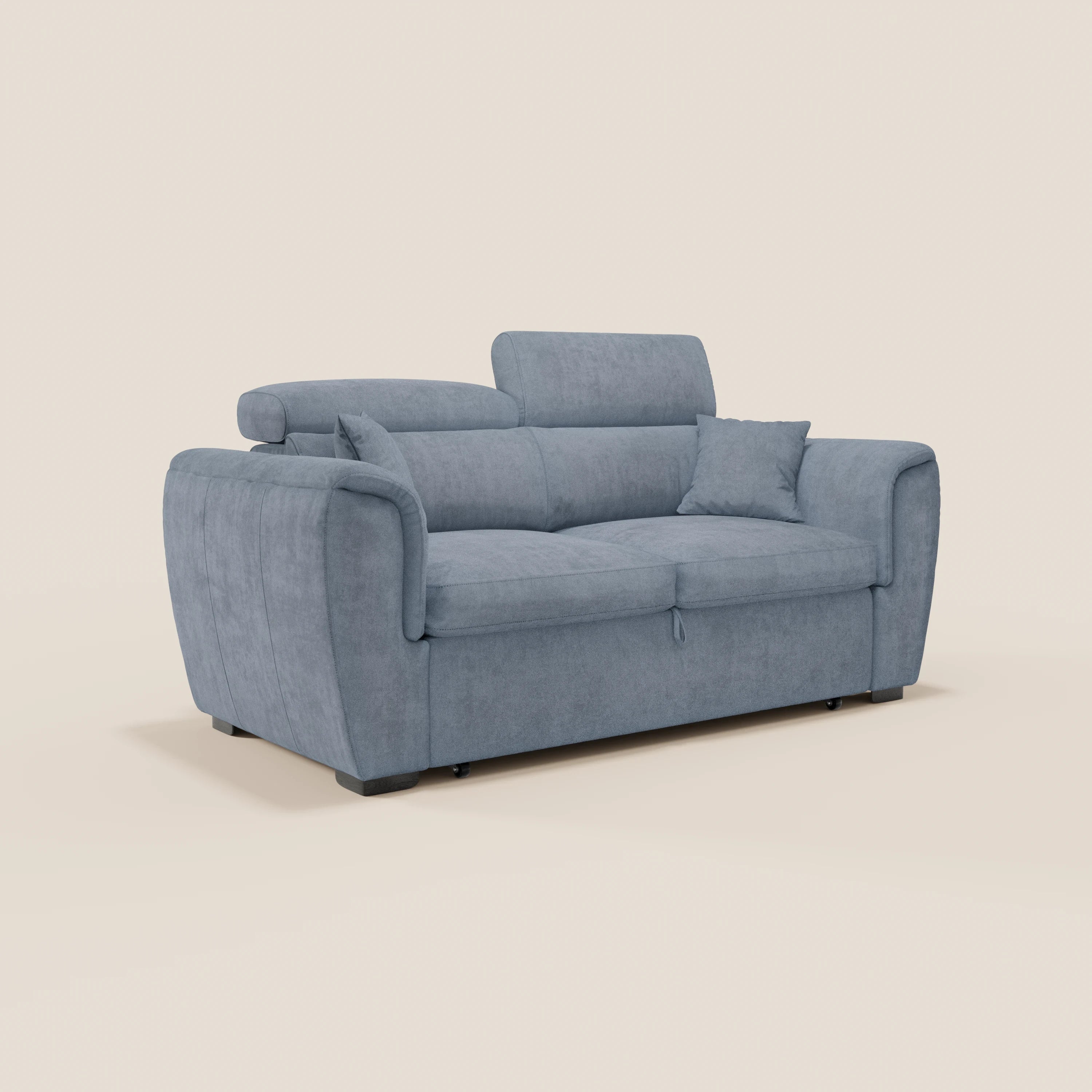 Vi presentiamo il divano Titano a 2 posti estraibile con poggiatesta reclinabili in tessuto smacchiabile Oeko-Tex® di Divani.Il modello Store è un divanetto contemporaneo di colore azzurro chiaro, dotato di morbidi cuscini, due poggiatesta reclinabili, braccioli arrotondati, un cuscino decorativo coordinato e gambe corte nere, elegantemente messo in risalto su uno sfondo chiaro e sobrio.